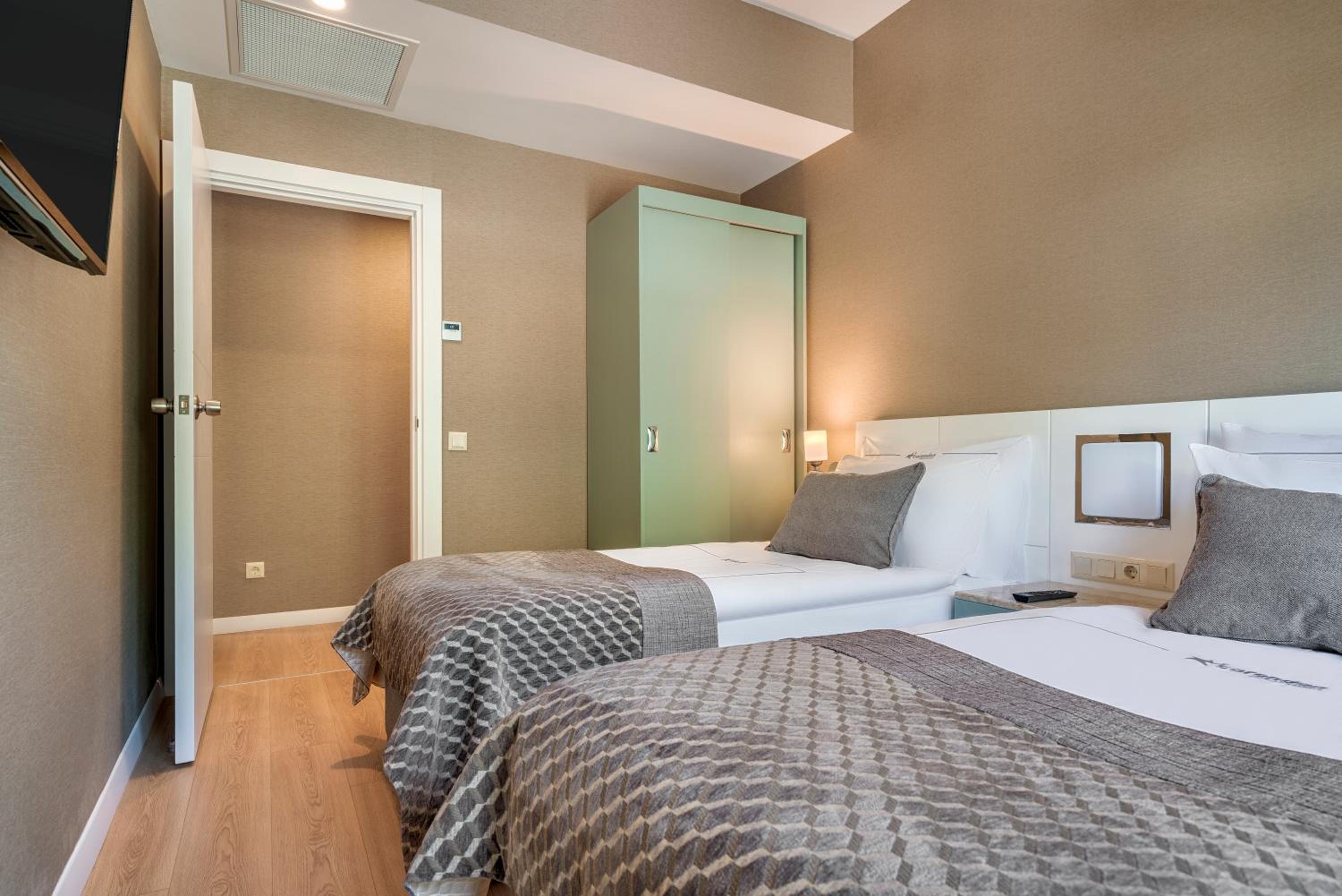 Standard Double or Twin Room with Land View - Photo 4