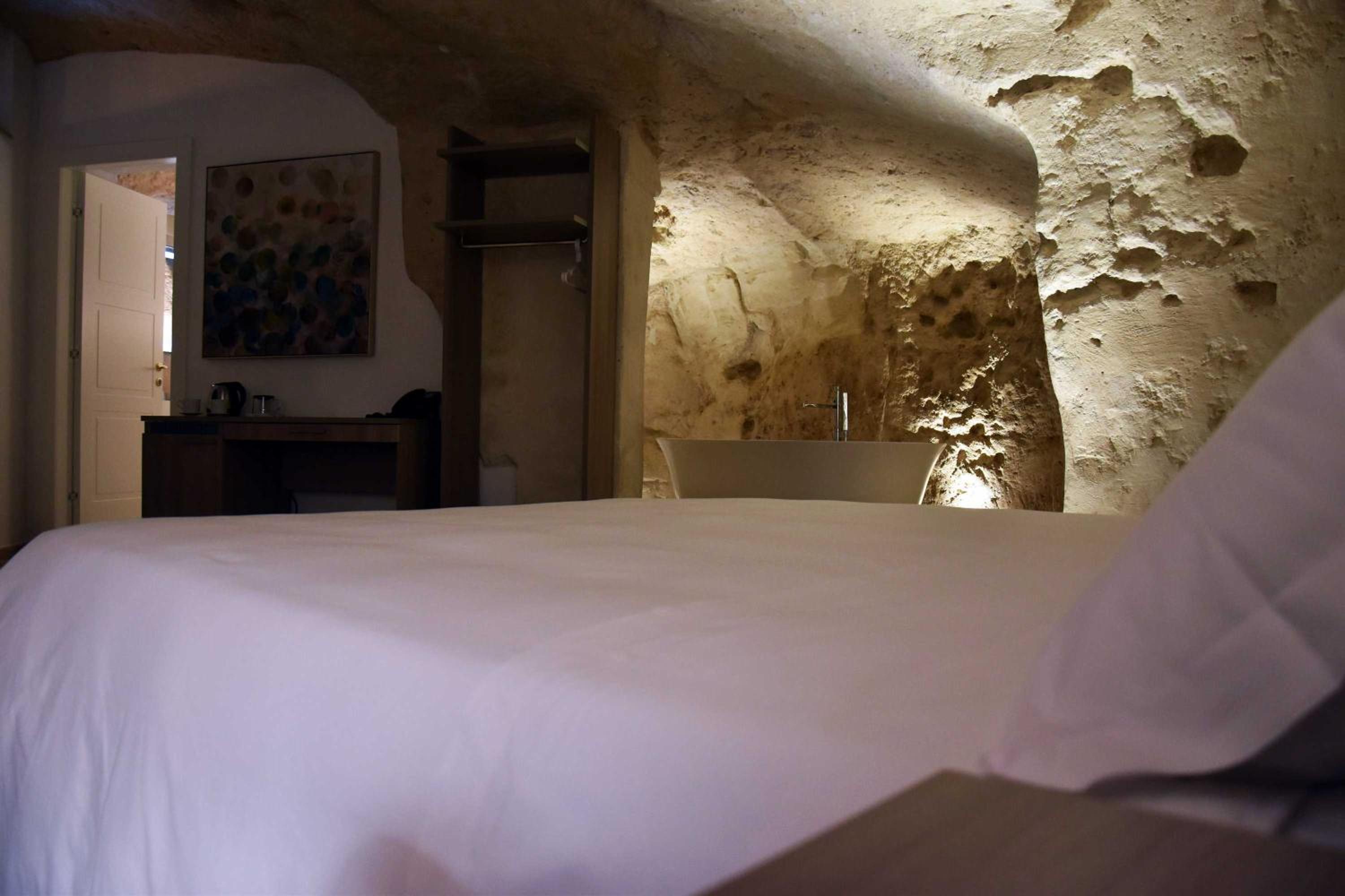 Deluxe Double Room with Bath - Photo 8