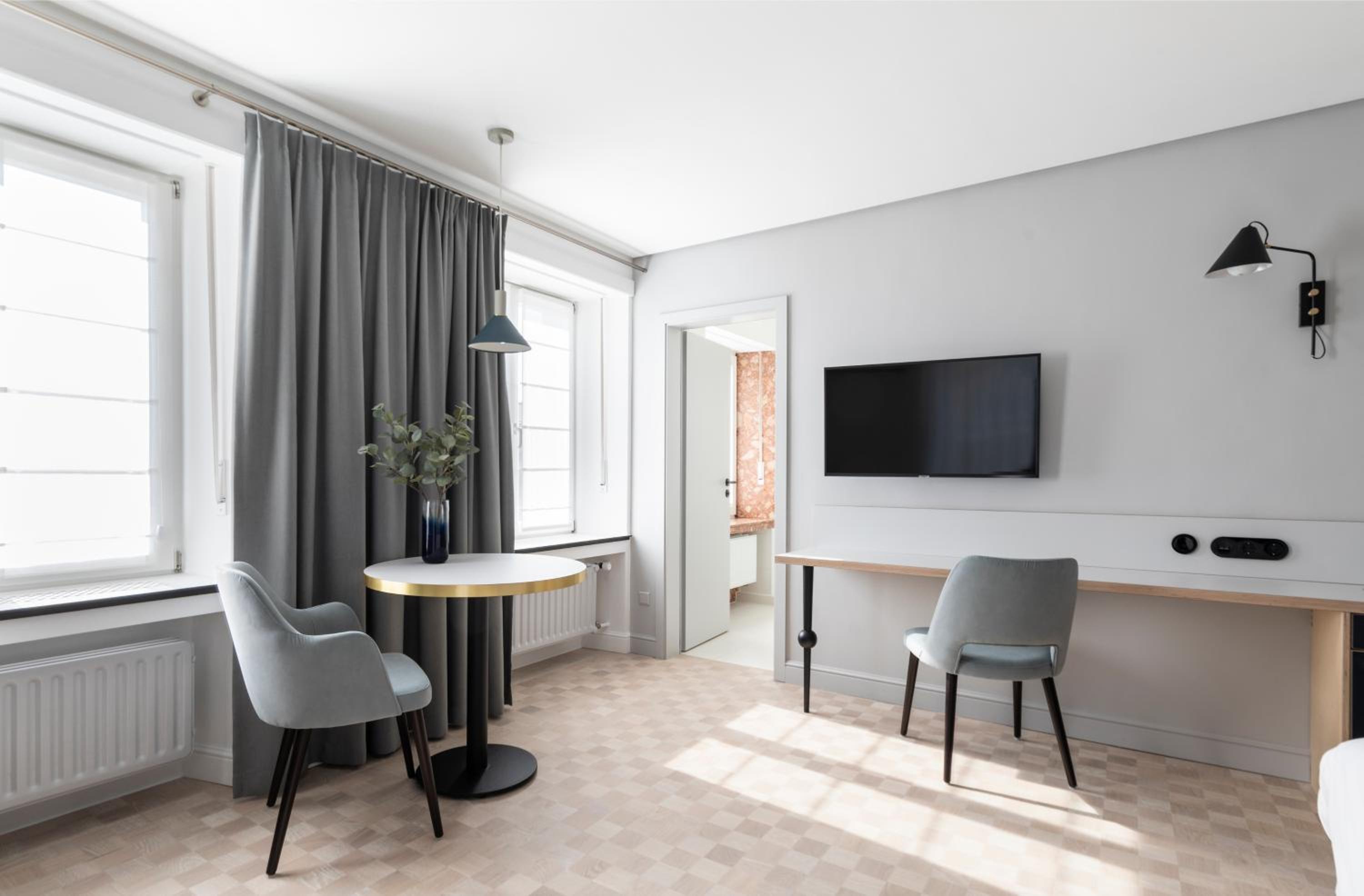 Deluxe Double Room with Balcony - Photo 4