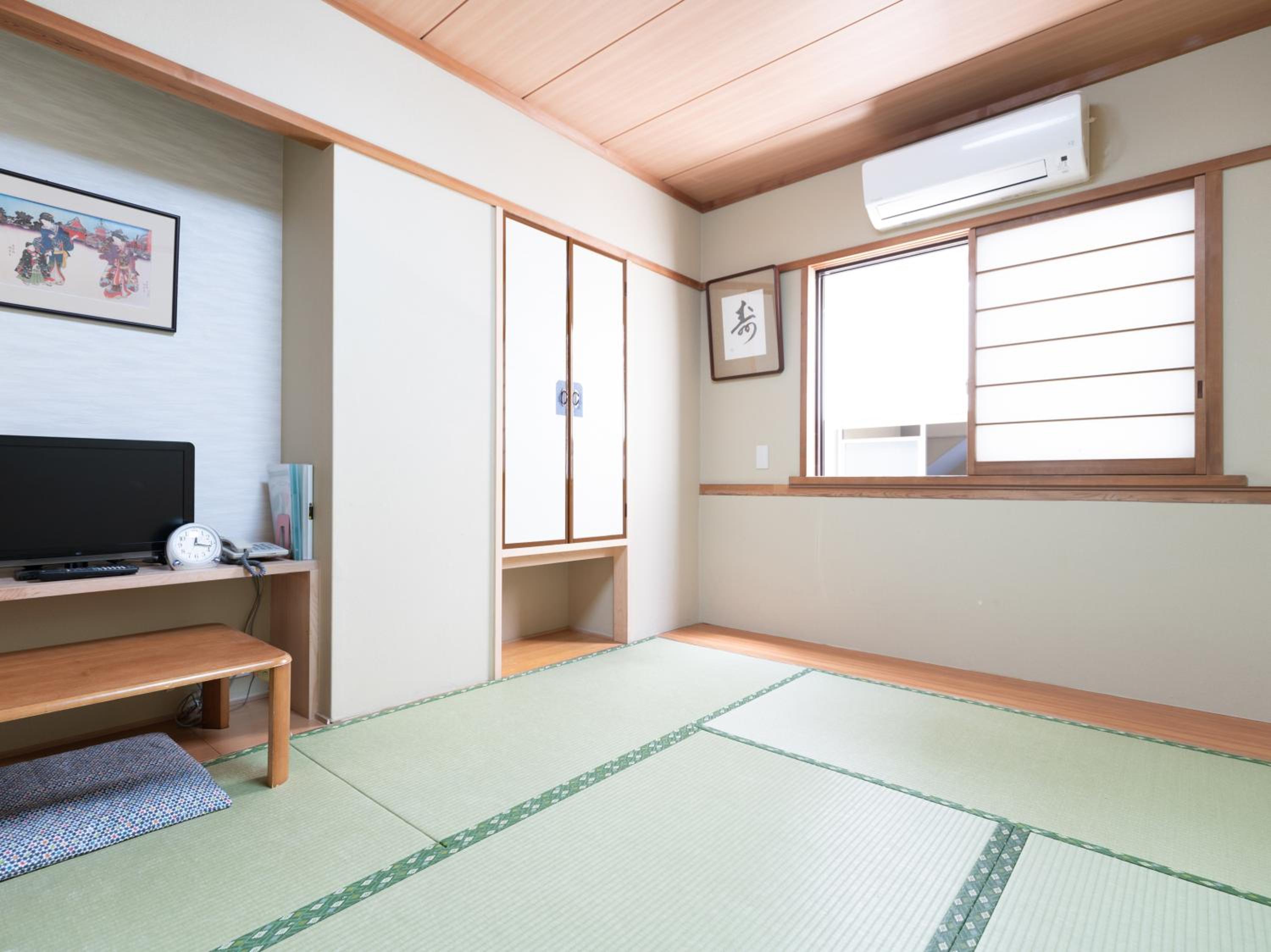 Japanese-Style Twin Room with Shared Bathroom - Non-Smoking photo 2
