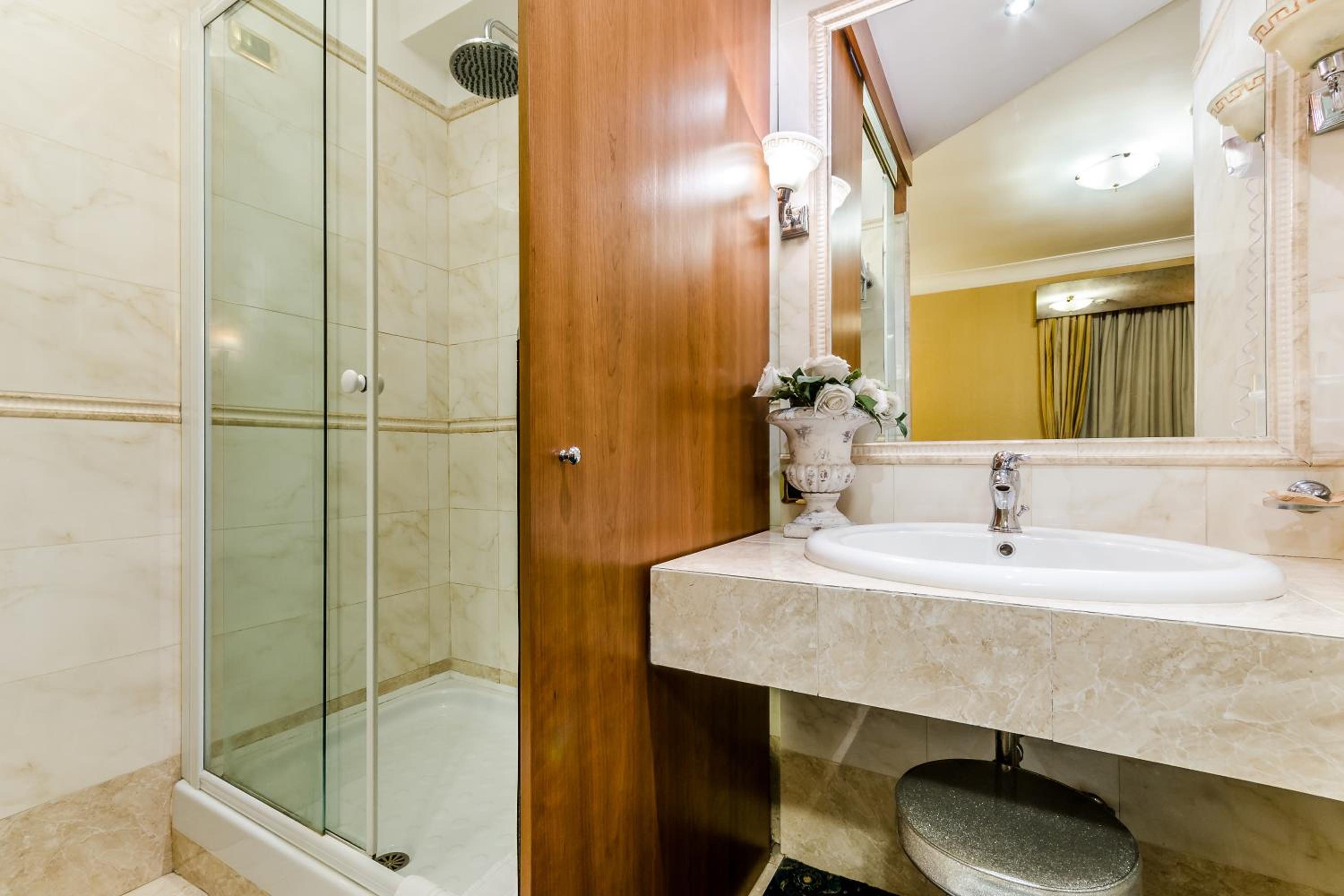 Family Room with Private Bathroom photo 2