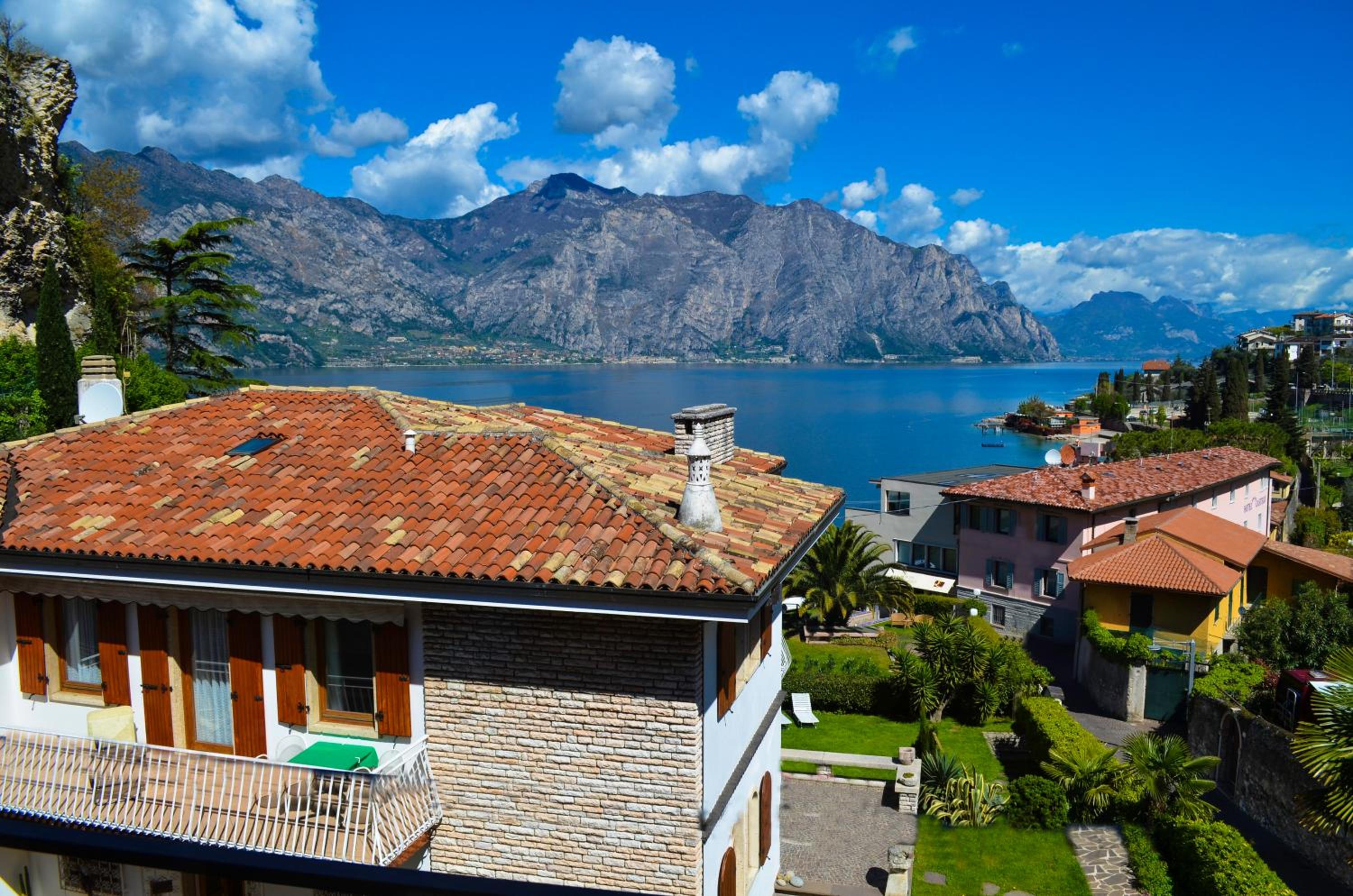 One-Bedroom Apartment with Lake View and Balcony photo 3