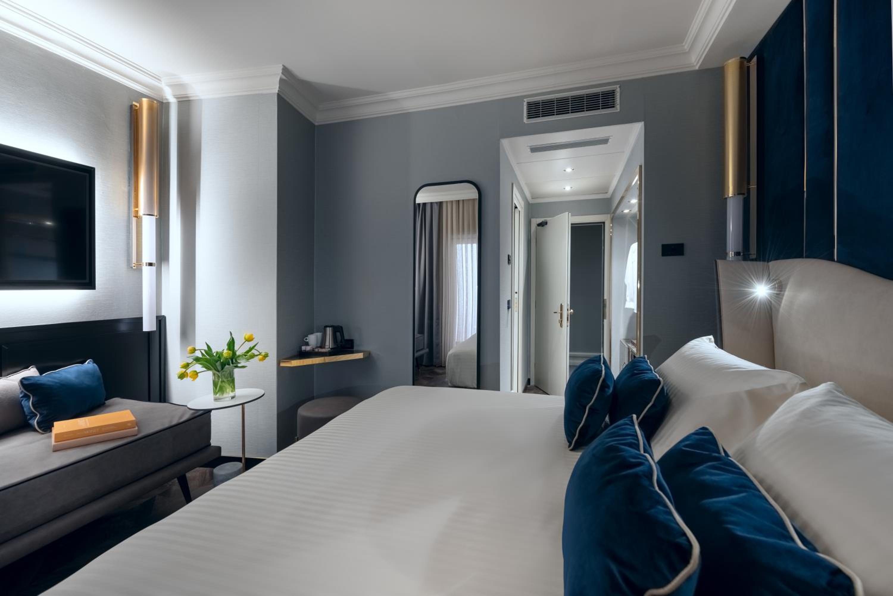 Premium Double or Twin Room - Photo 7