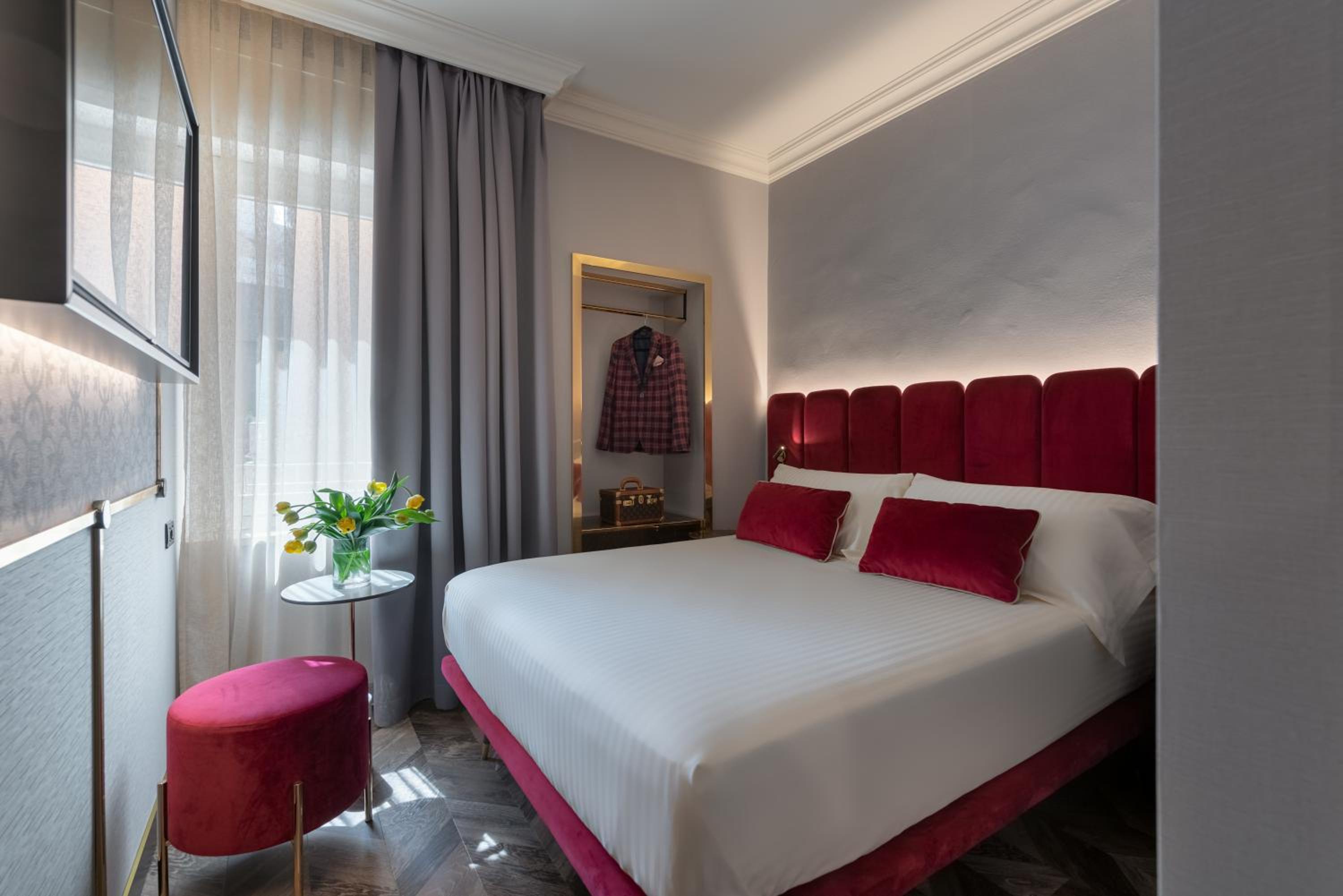 Small Double Room with French Bed - Photo 1