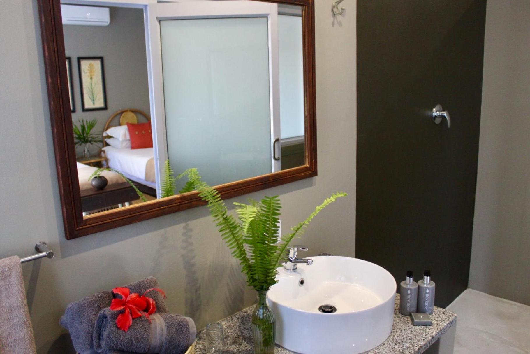 Standard Twin Room with Pool Access photo 2