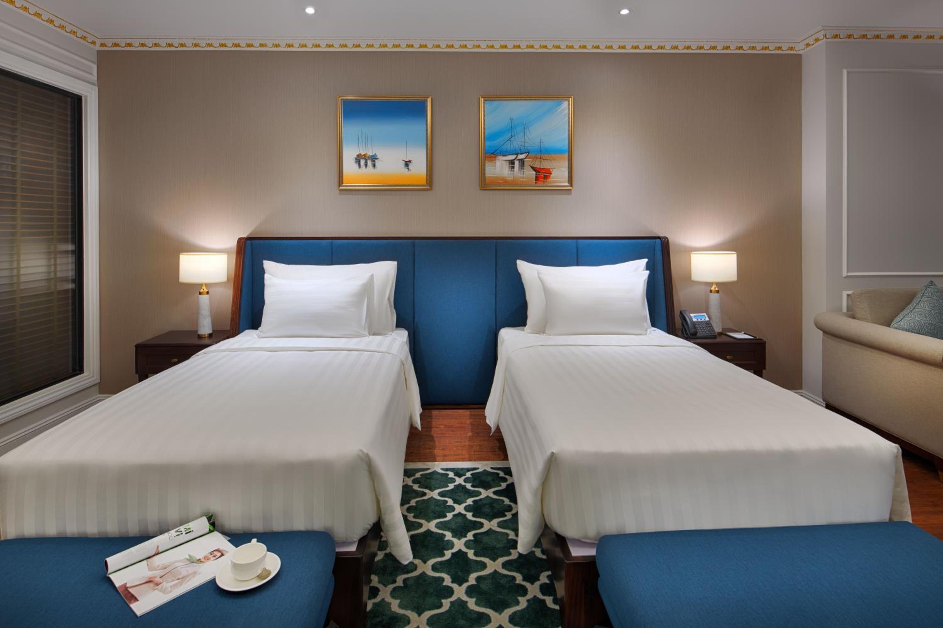 Deluxe Twin Room with Golf View thumbnail 5