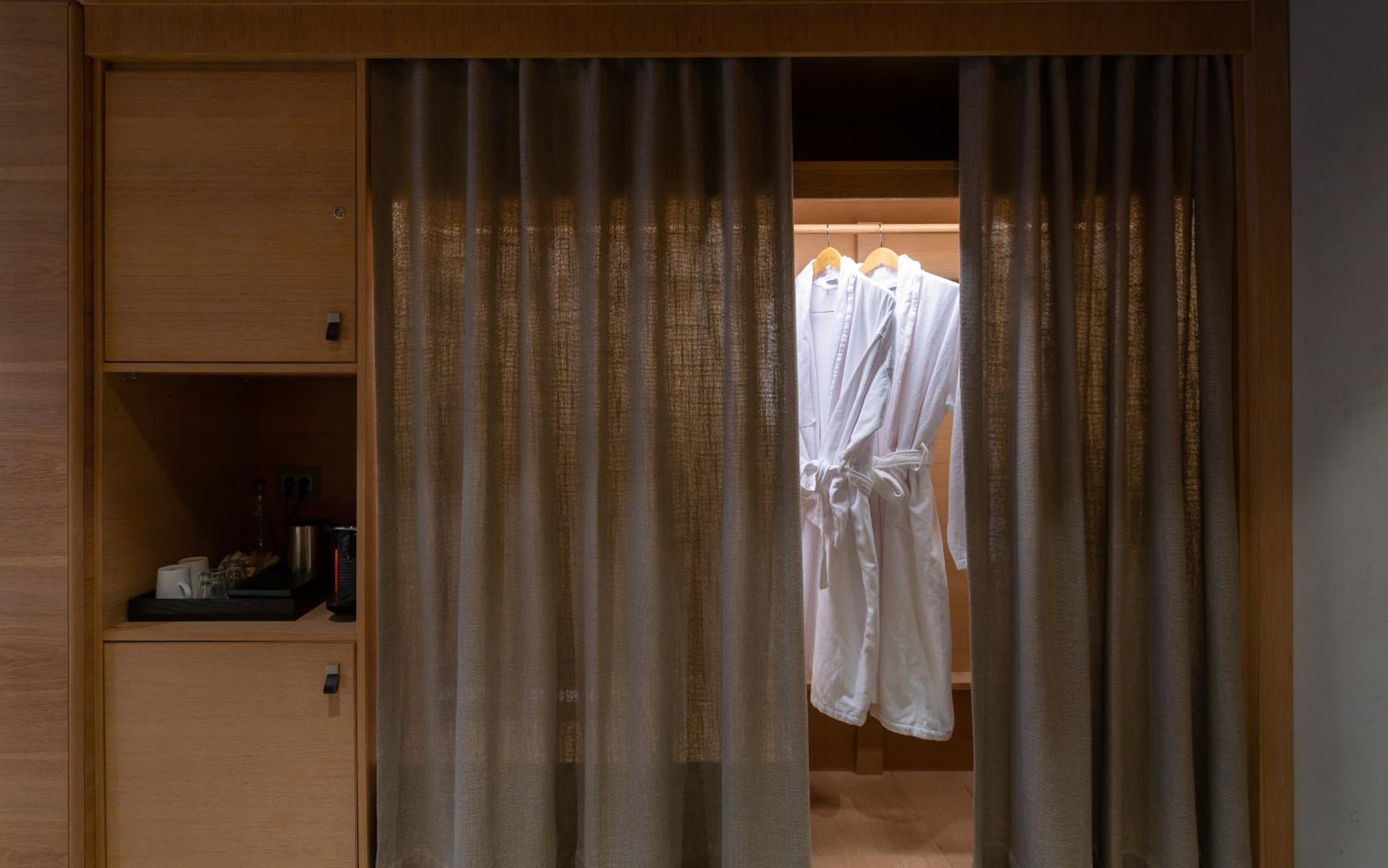 Deluxe Room - Photo 6