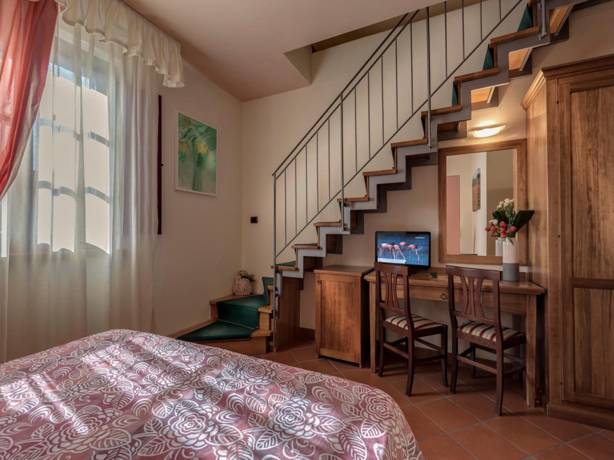 Family Room - Split Level - Photo 3