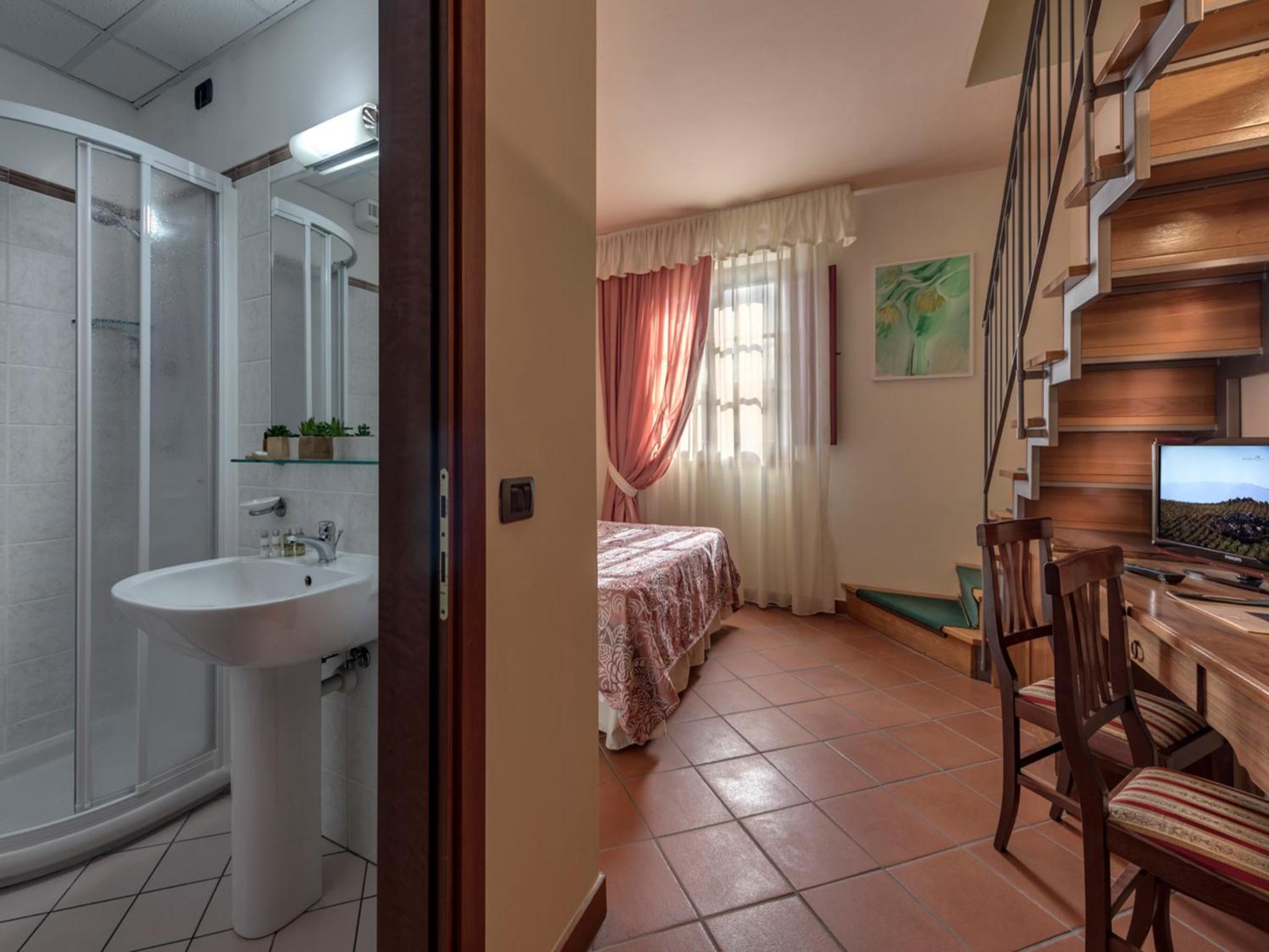 Family Room - Split Level - Photo 6