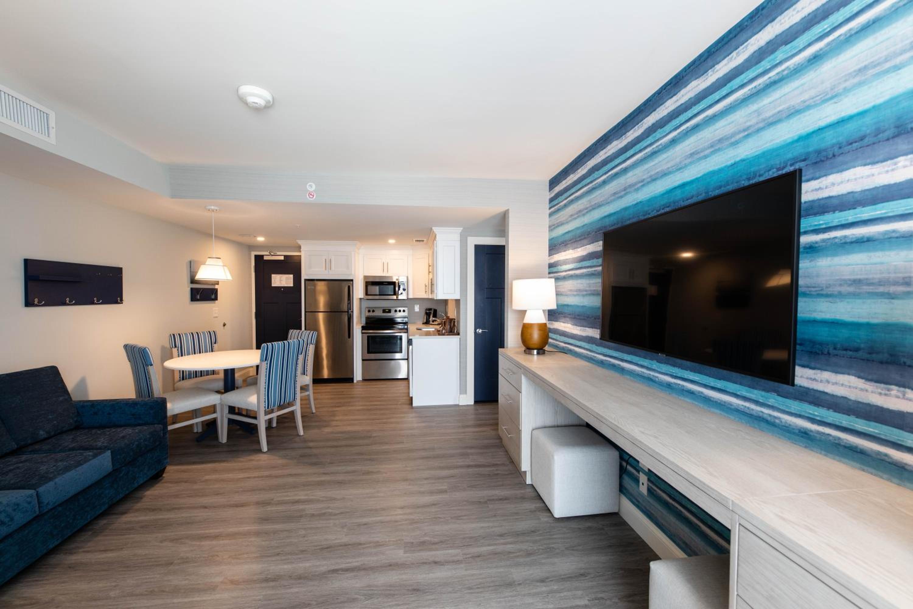 Deluxe King Suite - Photo 6