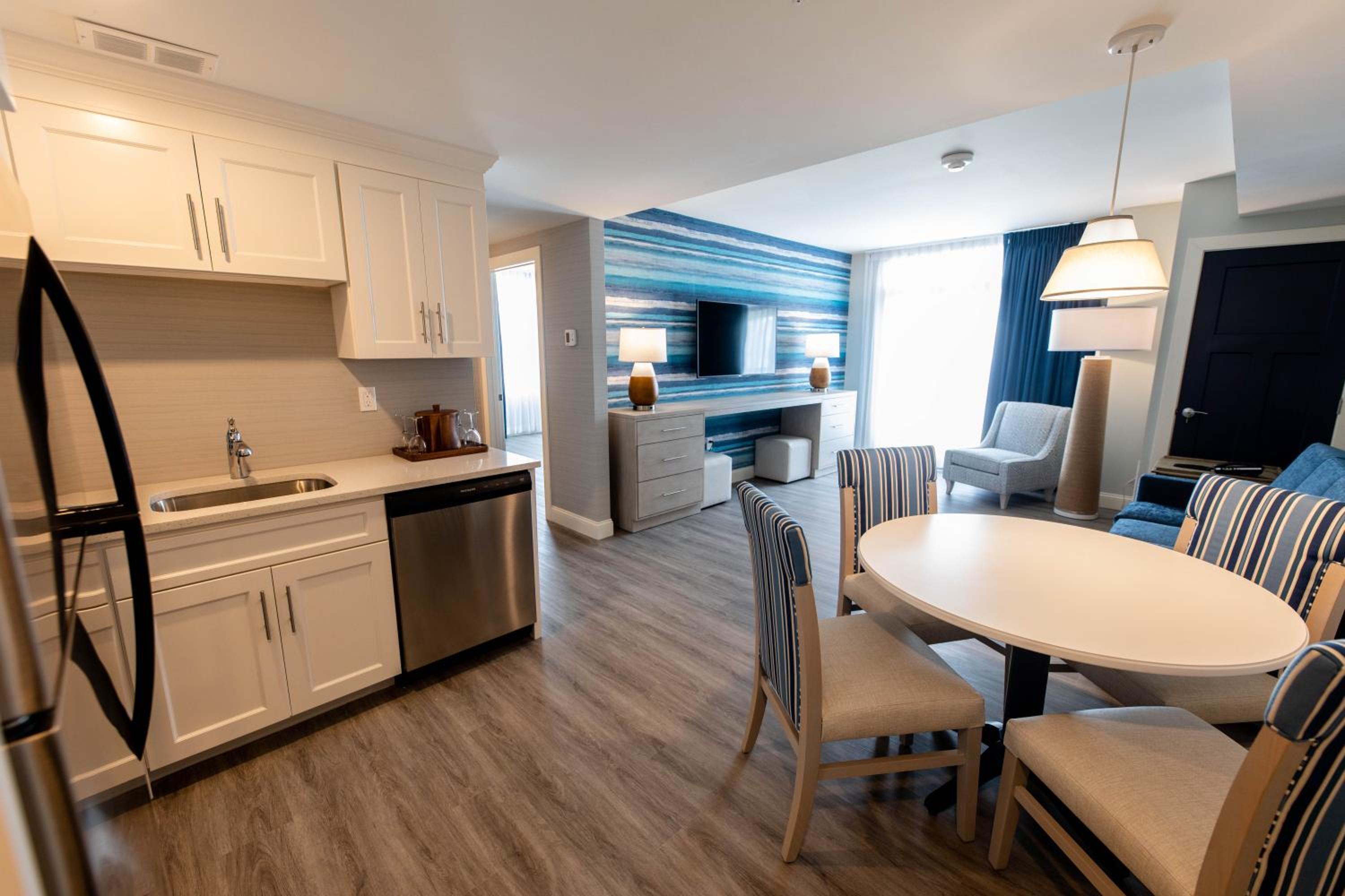 Deluxe King Suite - Photo 3