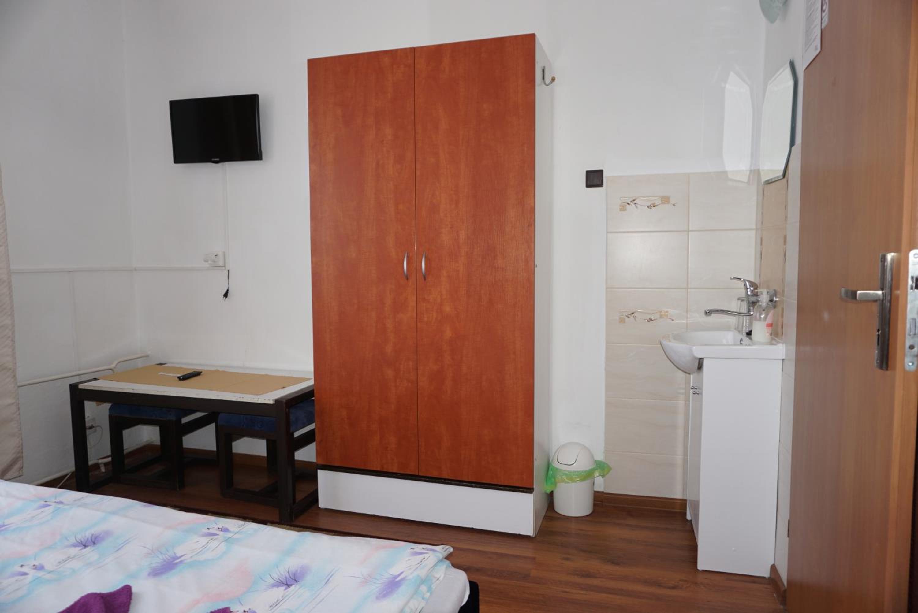 Standard Twin Room with Shared Bathroom photo 2