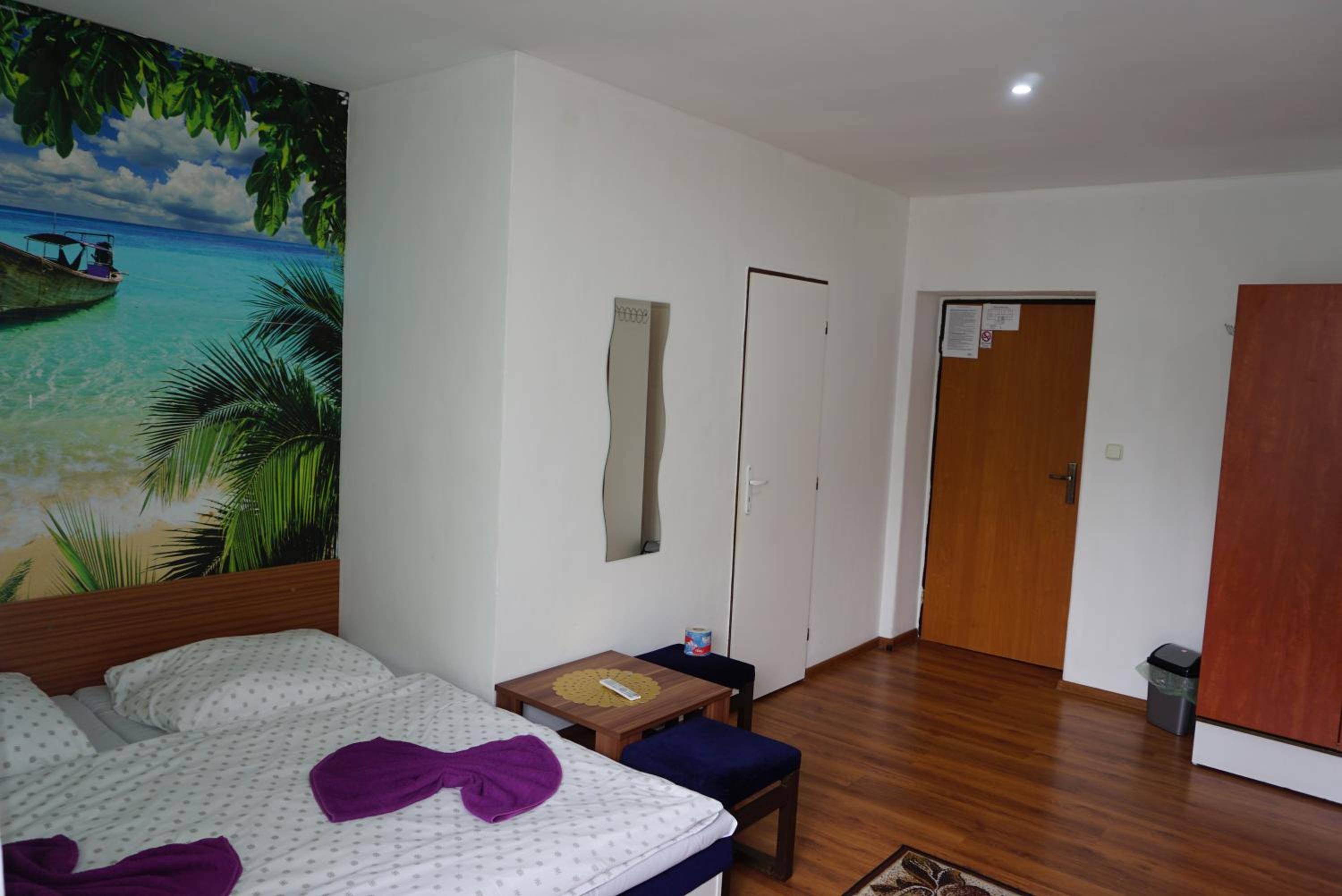 Quadruple Room with Bathroom - Photo 2