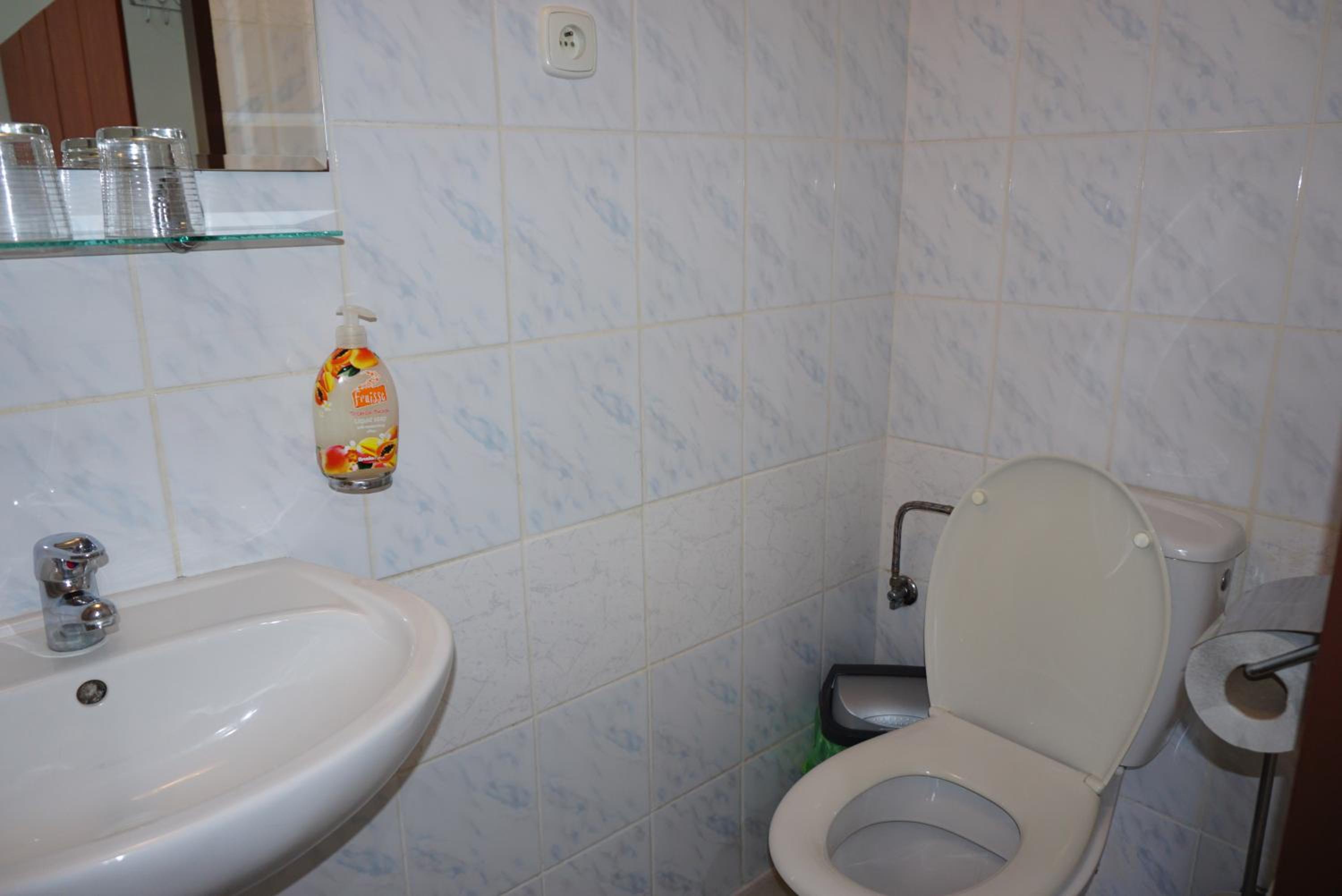 Quadruple Room with Bathroom - Photo 3