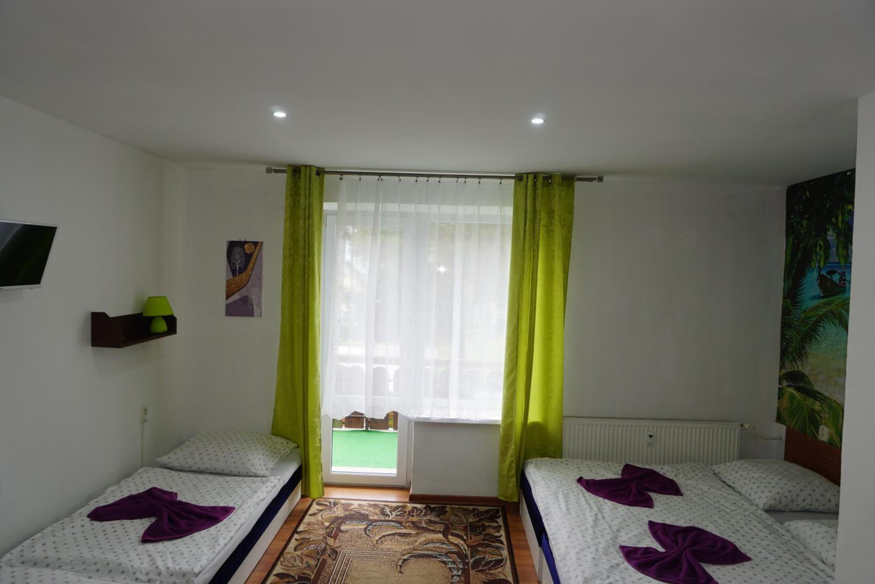 Quadruple Room with Bathroom - Photo 4