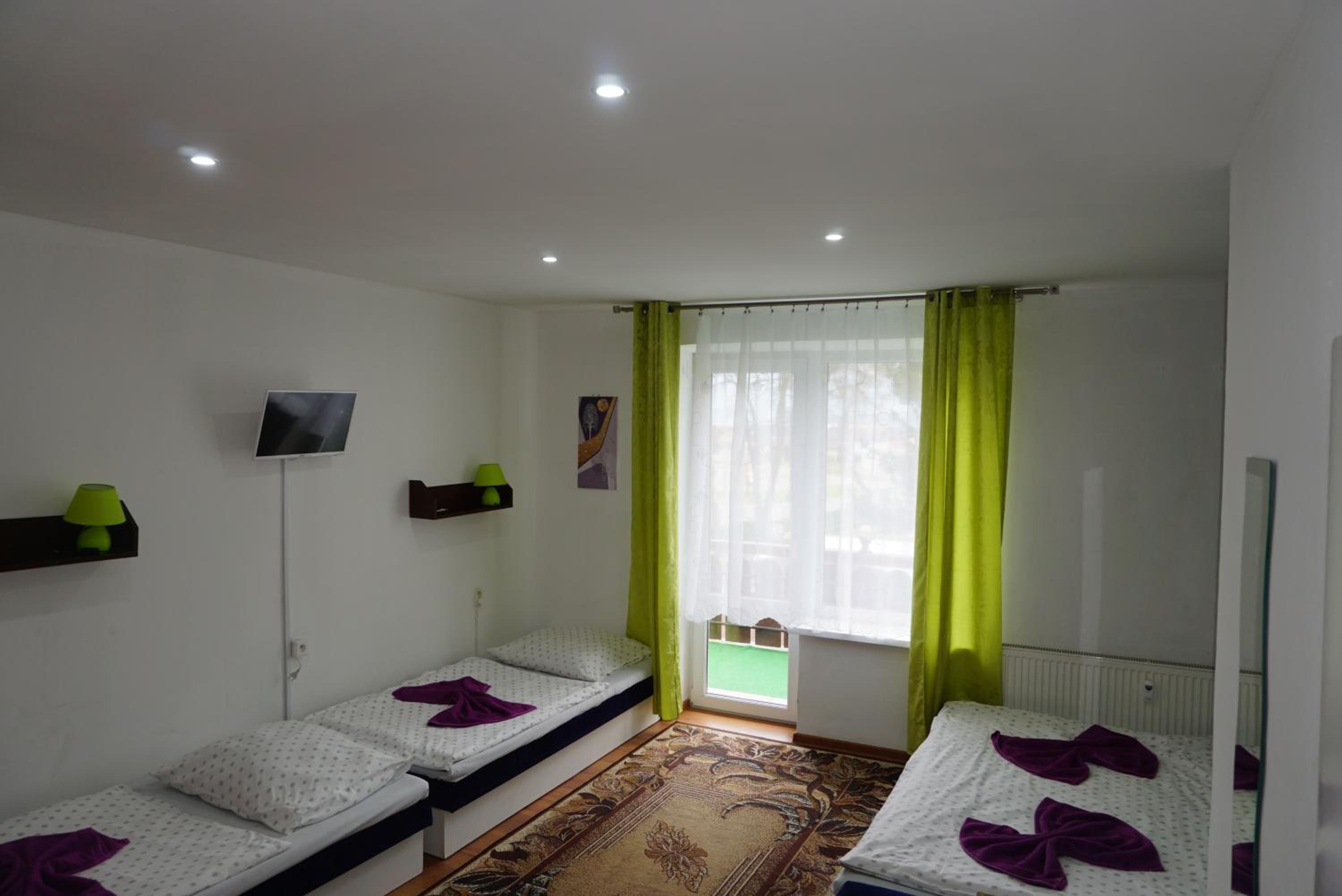 Quadruple Room with Bathroom - Photo 5
