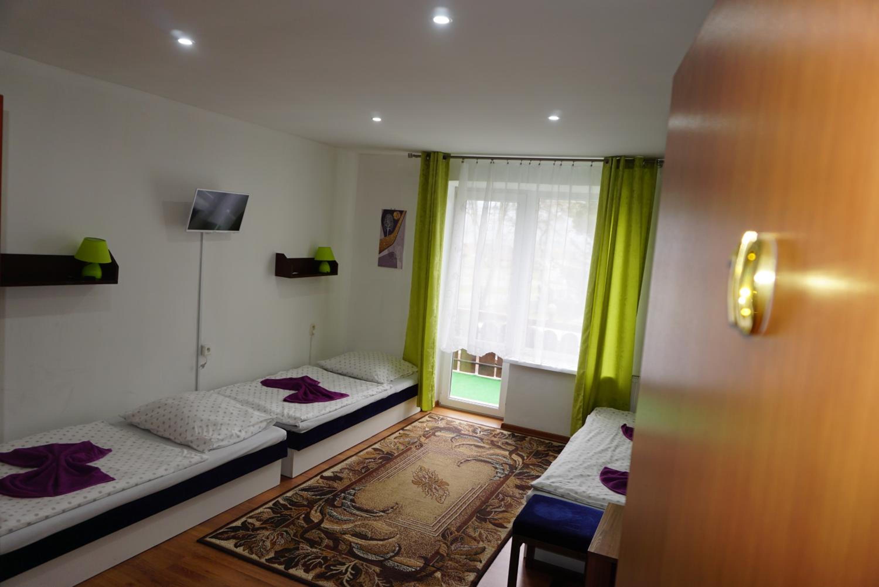 Quadruple Room with Bathroom - Photo 6