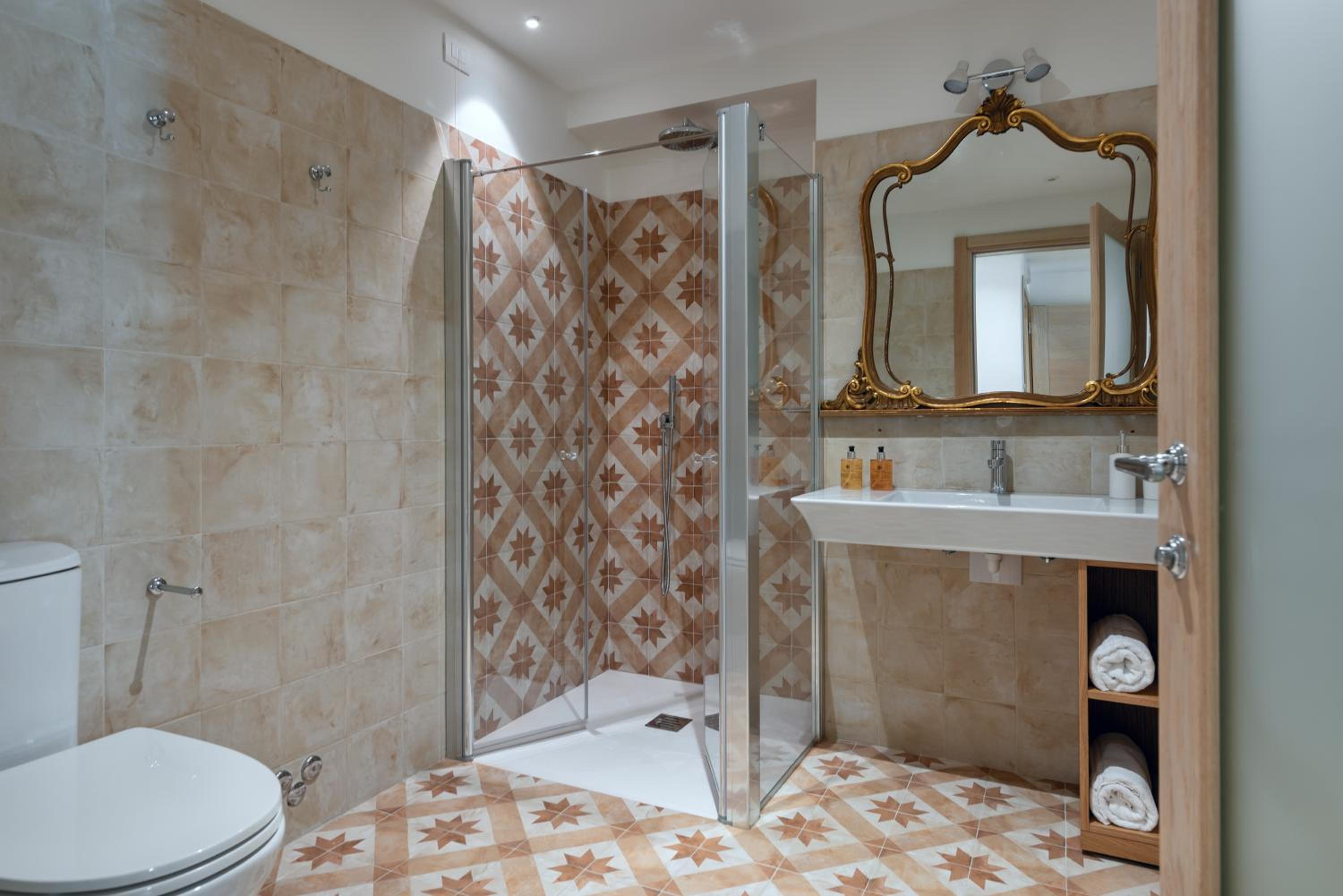 Deluxe King Room - Photo 17