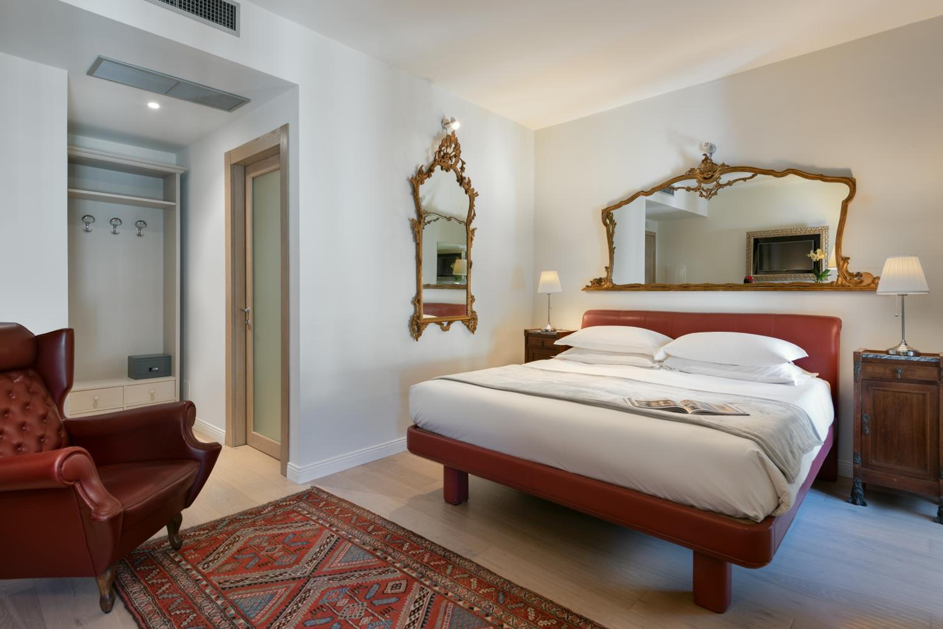 Deluxe King Room - Photo 2