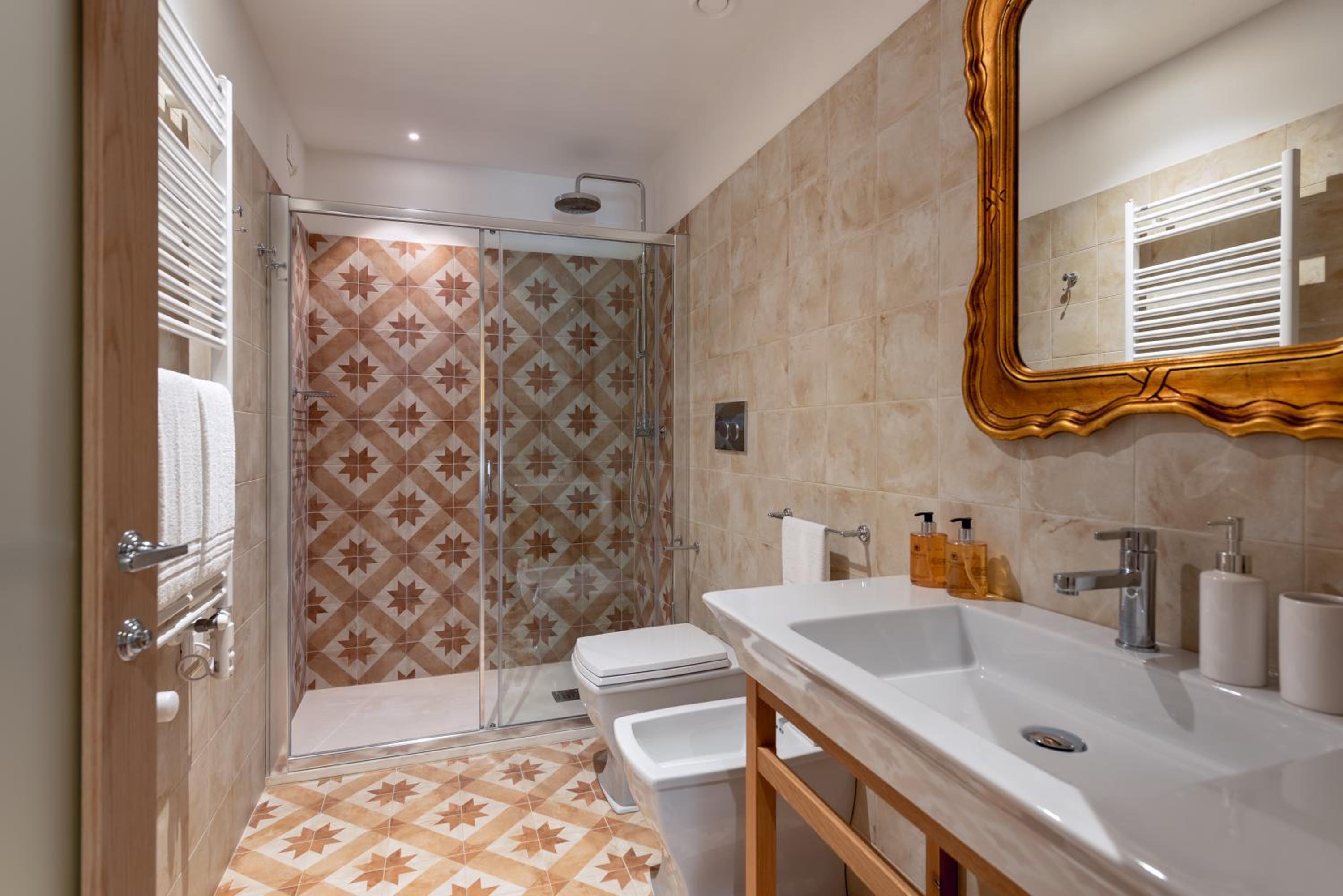 Deluxe King Room - Photo 15