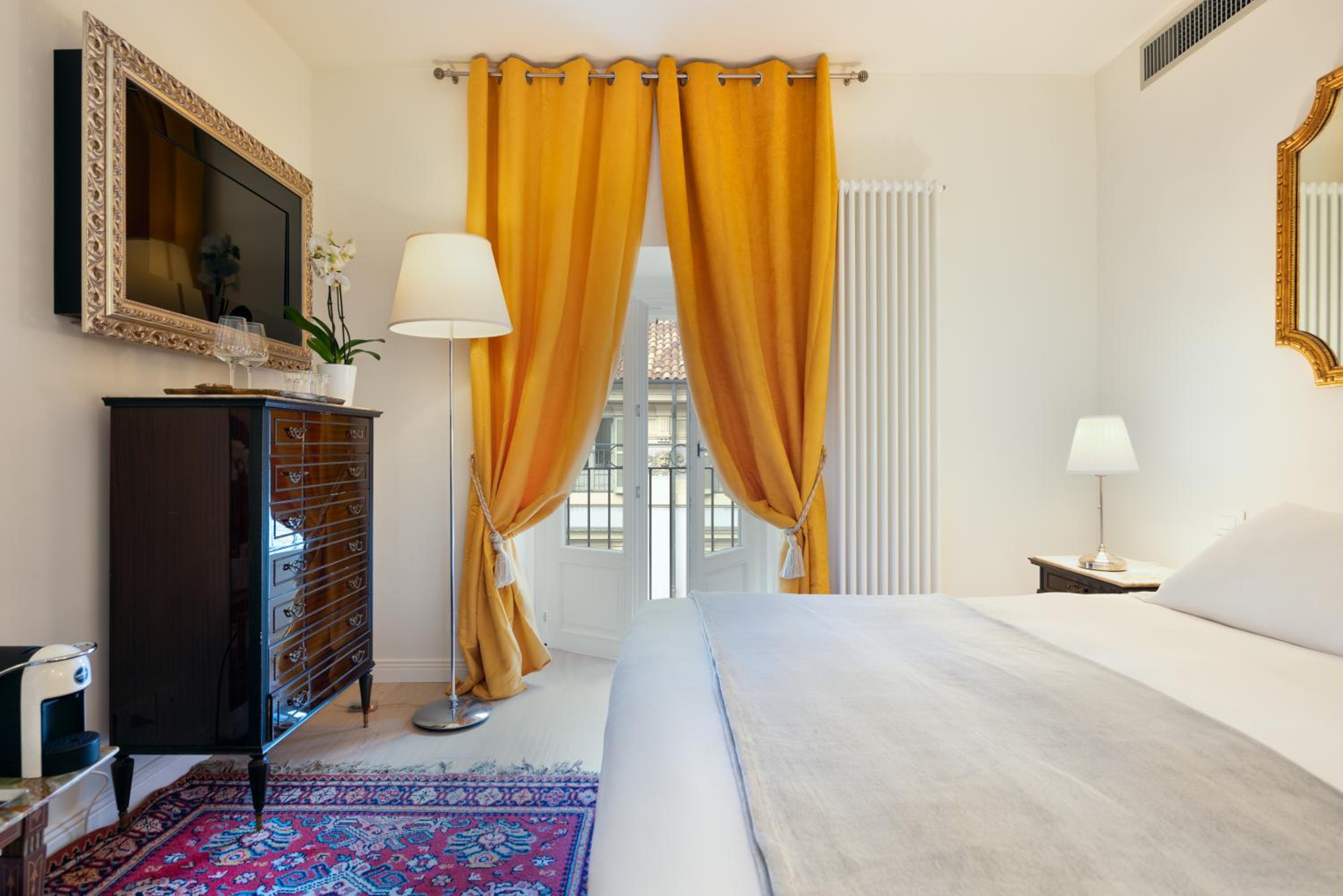 Deluxe King Room - Photo 11
