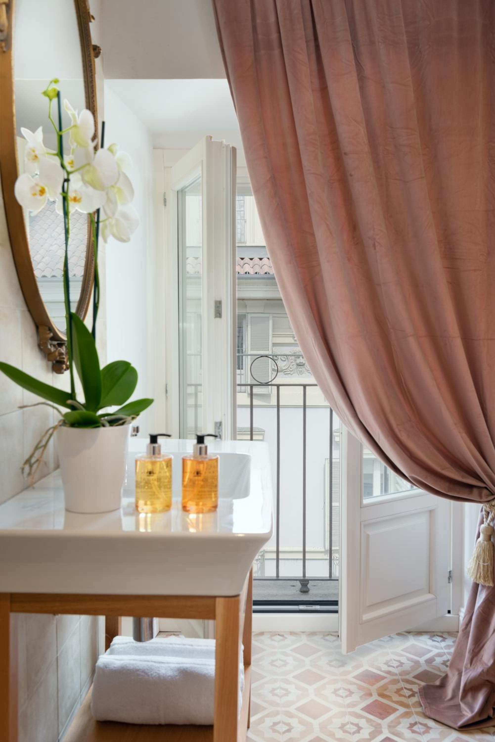 Deluxe King Room - Photo 8