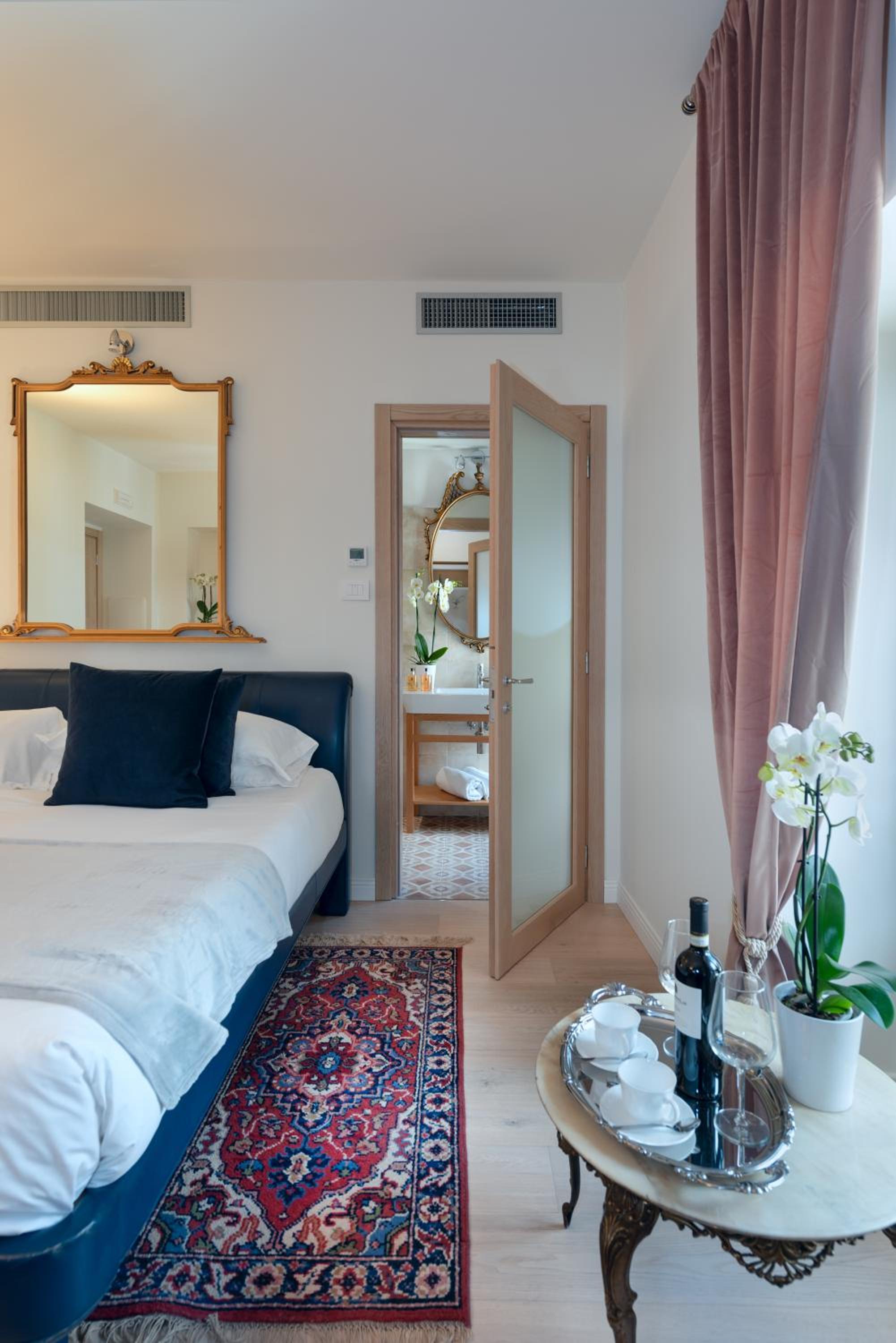 Deluxe King Room - Photo 7