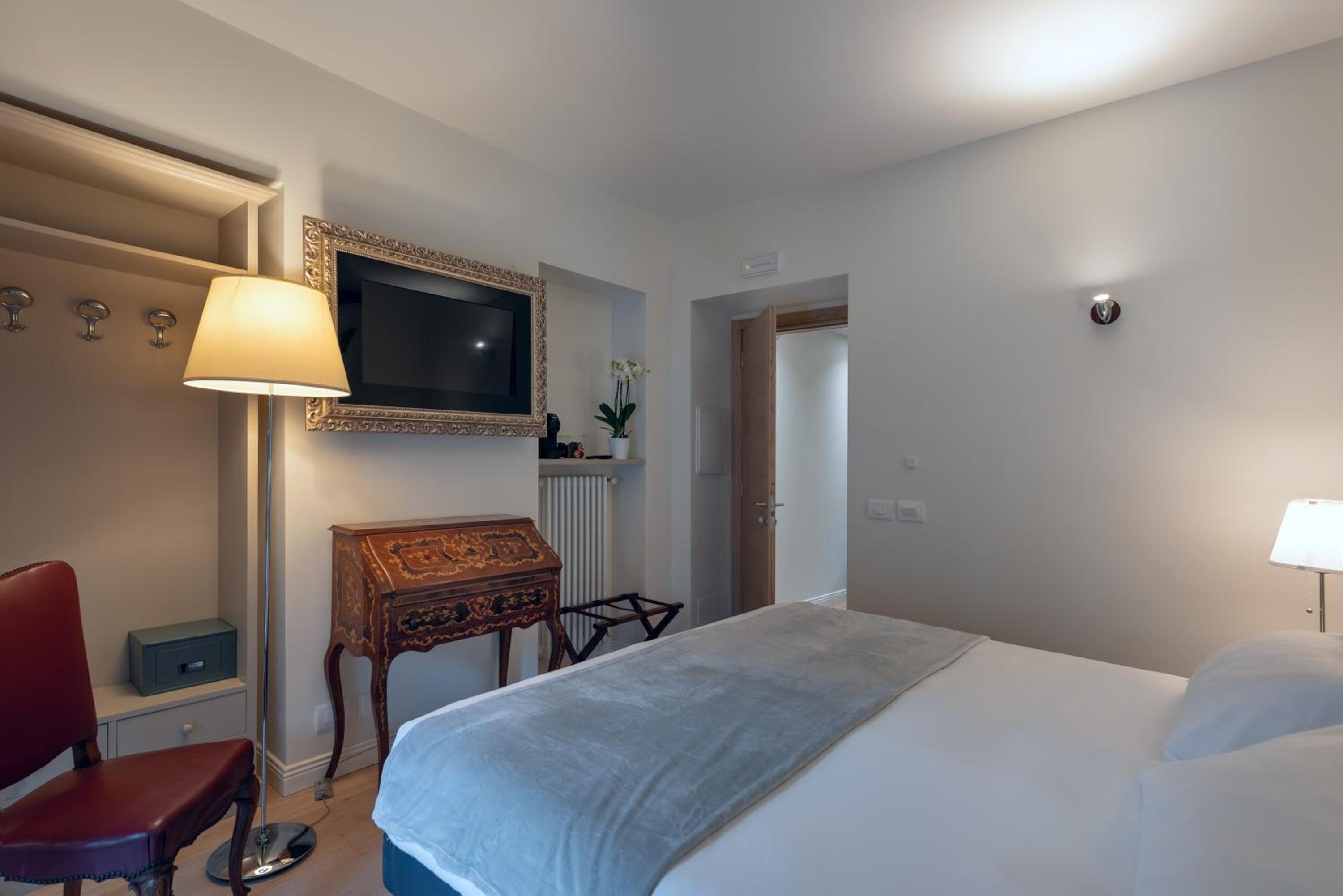 Deluxe King Room - Photo 6