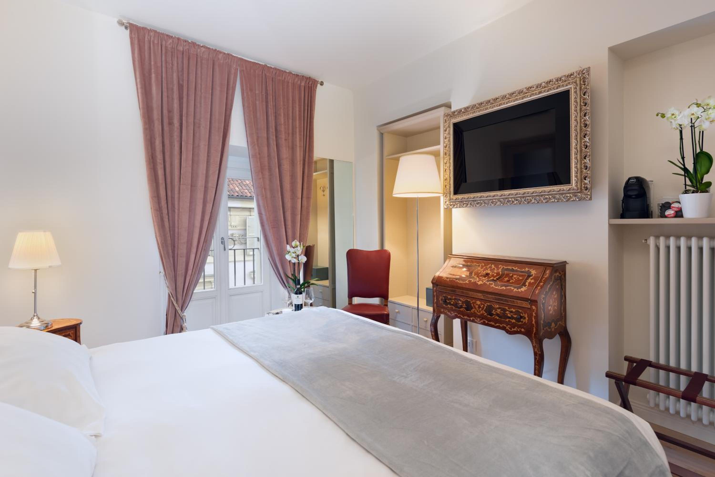 Deluxe King Room - Photo 5