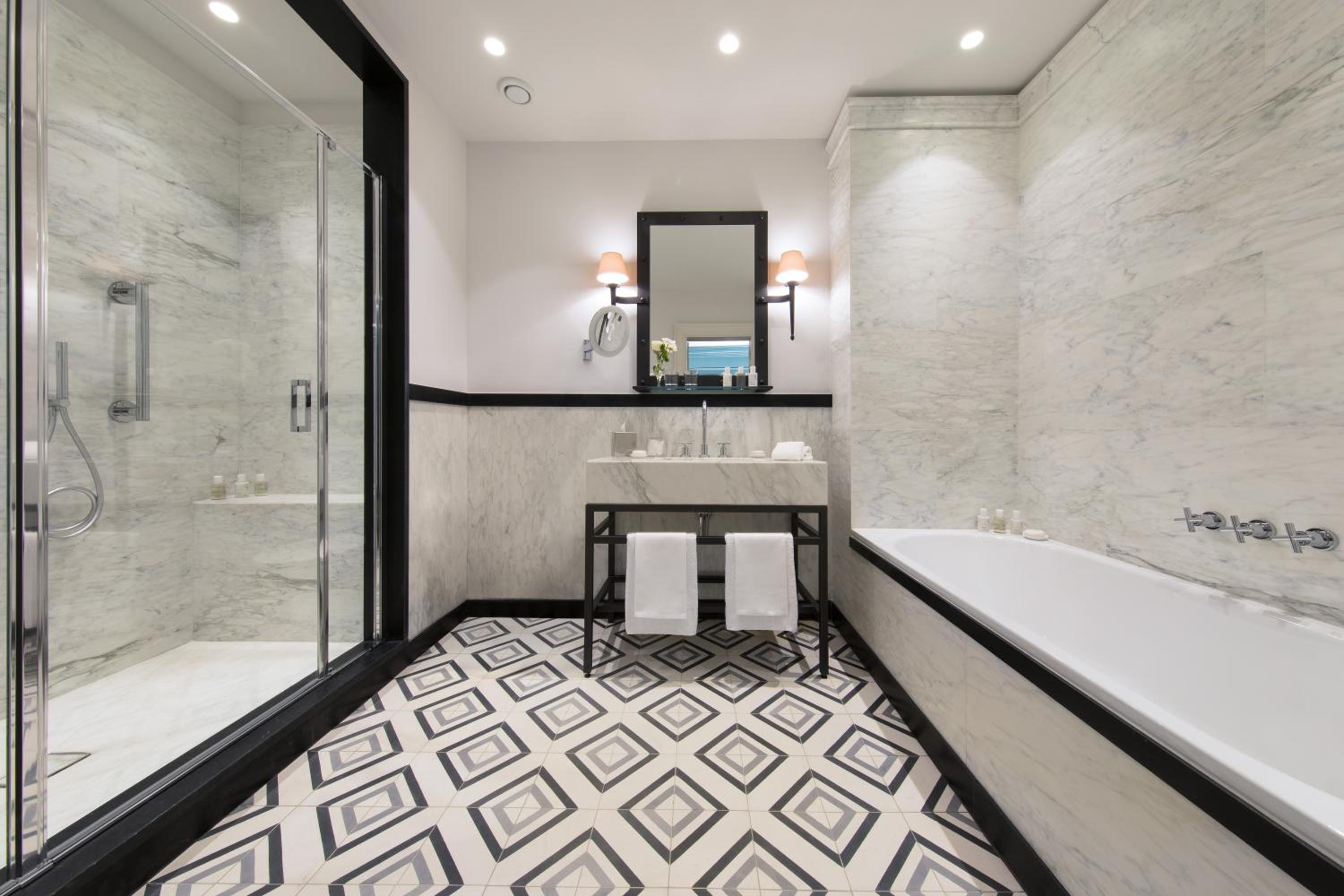 Deluxe Double or Twin Room thumbnail 5