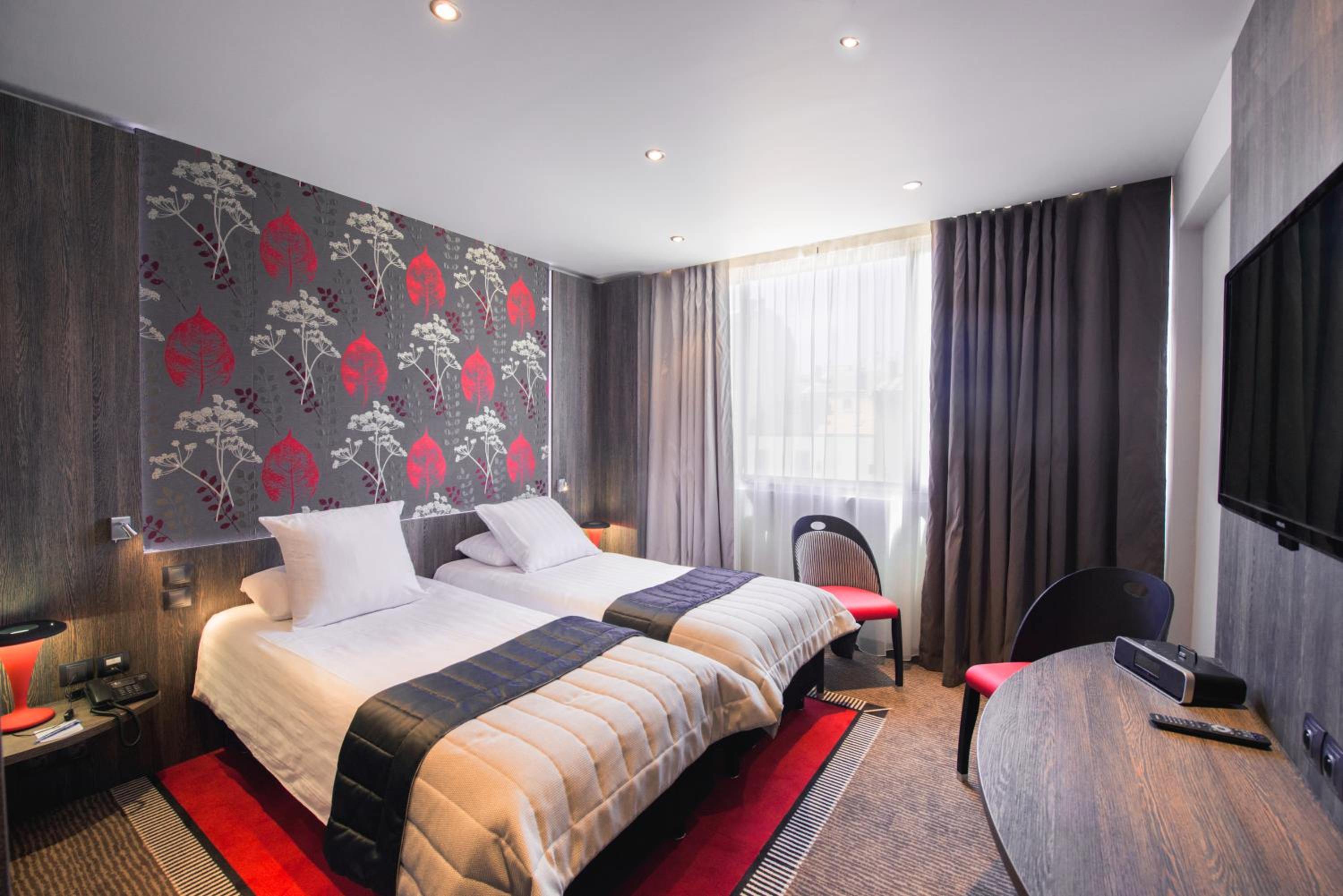 Superior Twin Room with Patio View - Photo 4