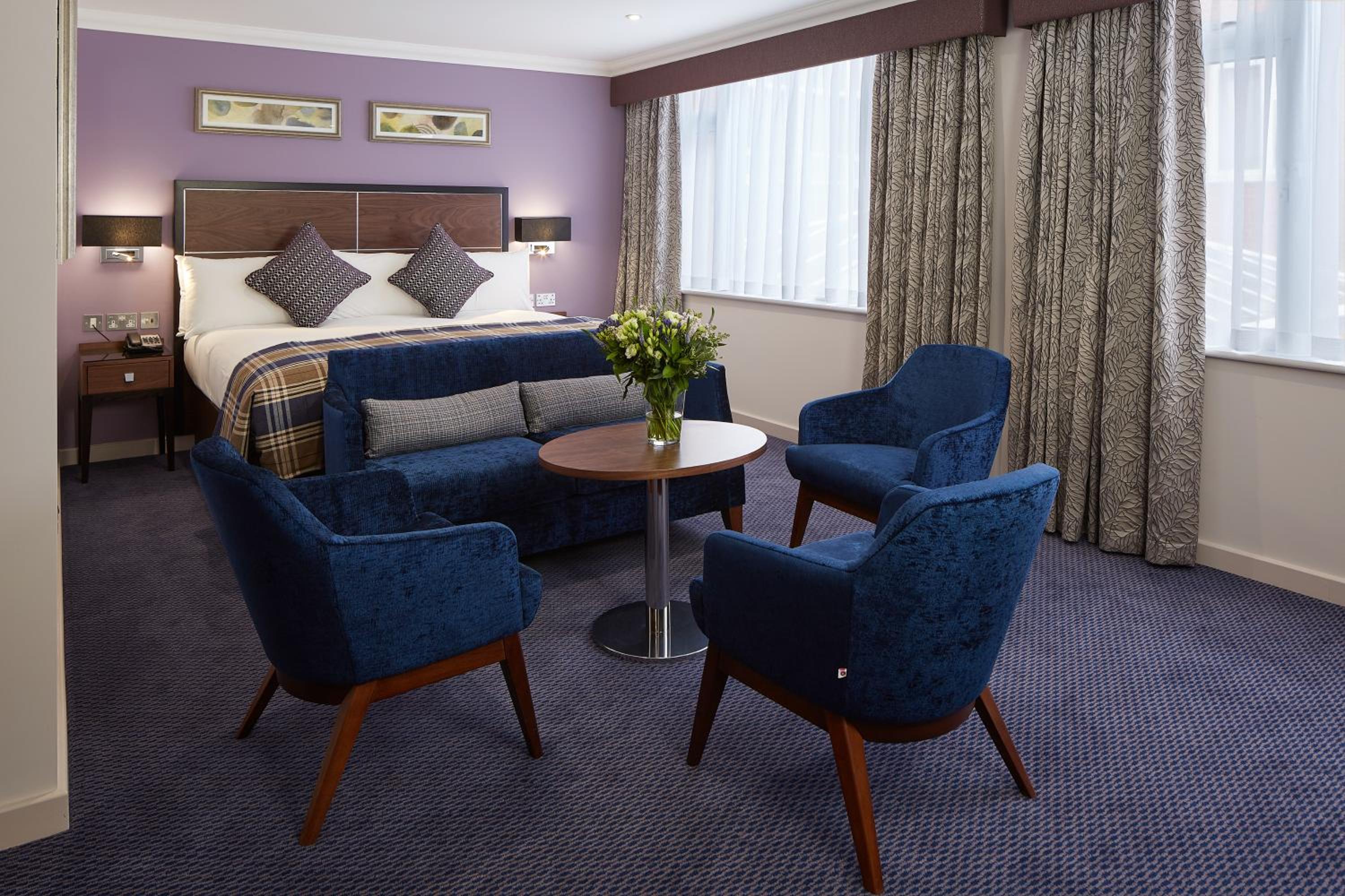 Deluxe King Room with Sofa Bed photo 3