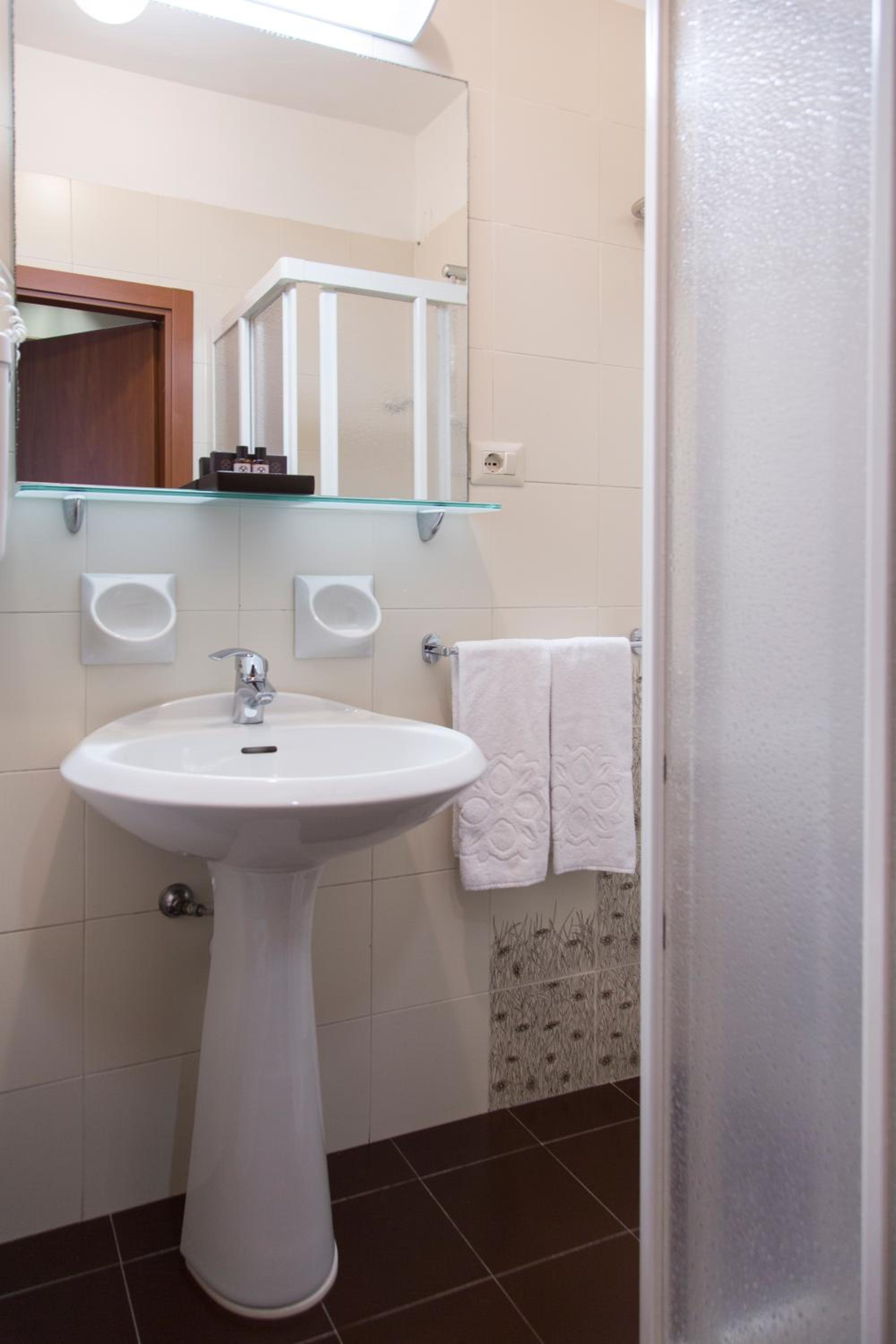 Standard Double or Twin Room photo 2