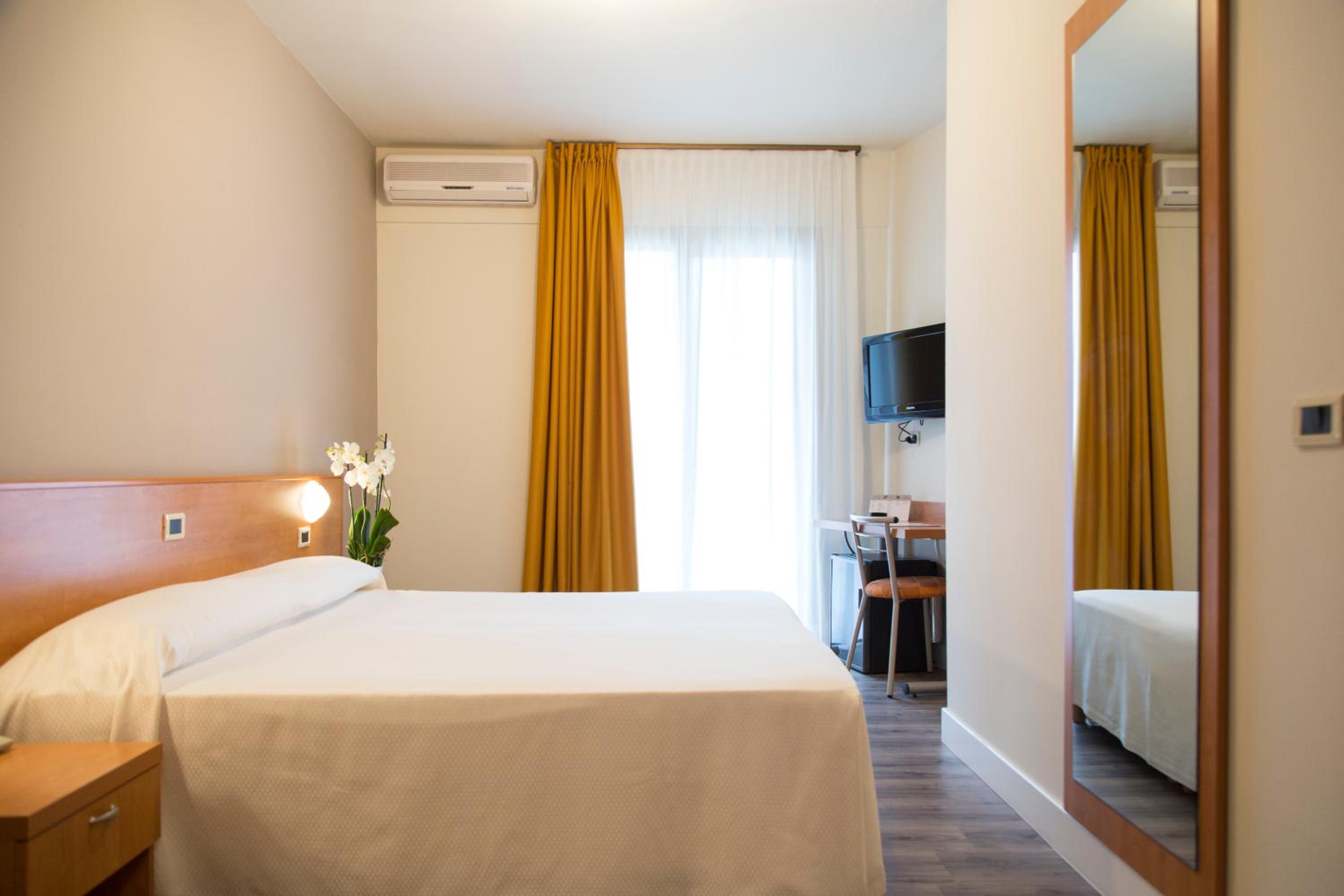 Standard Double or Twin Room photo 1