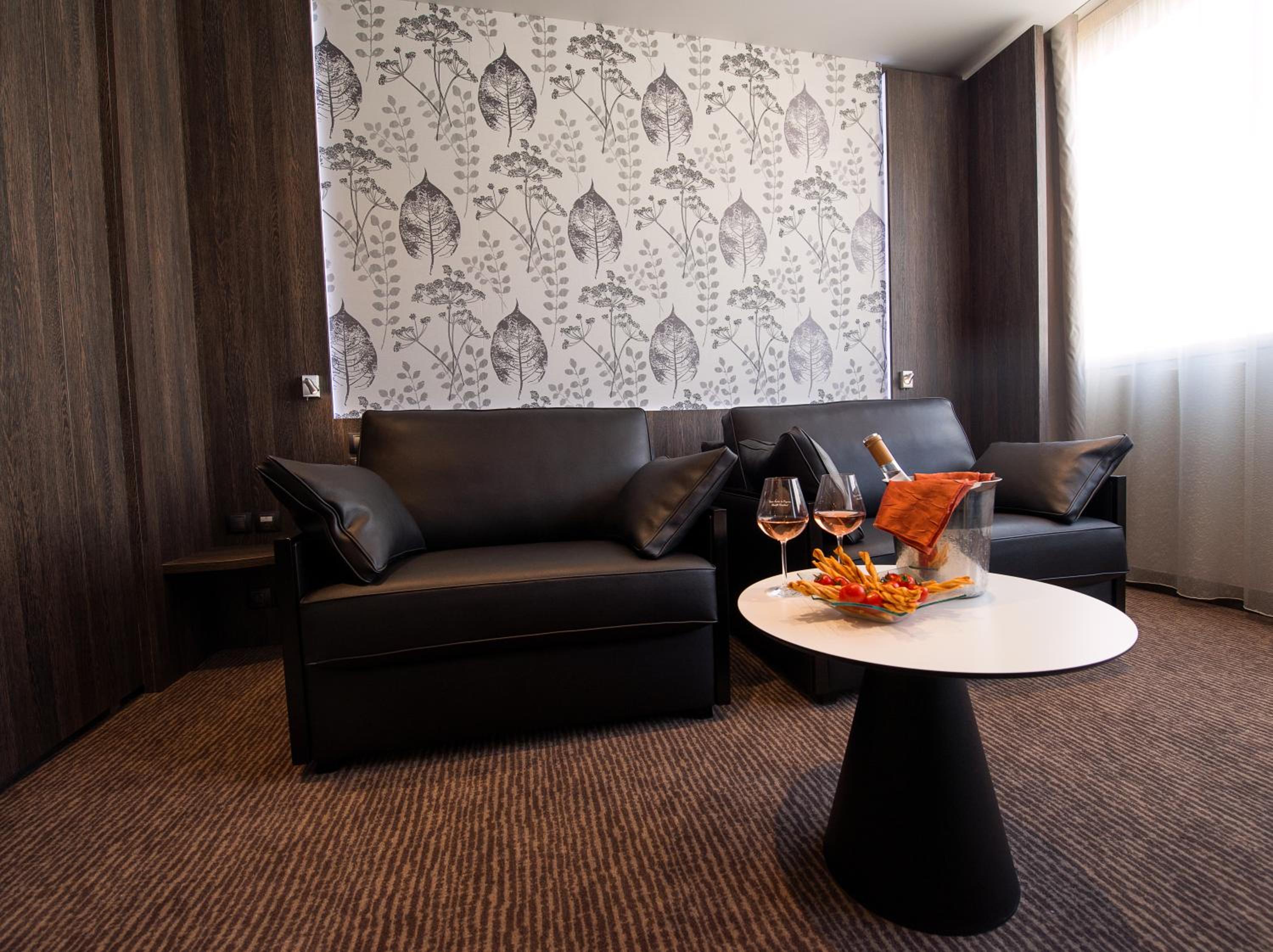 Executive Family Room with Twin Beds - Photo 3