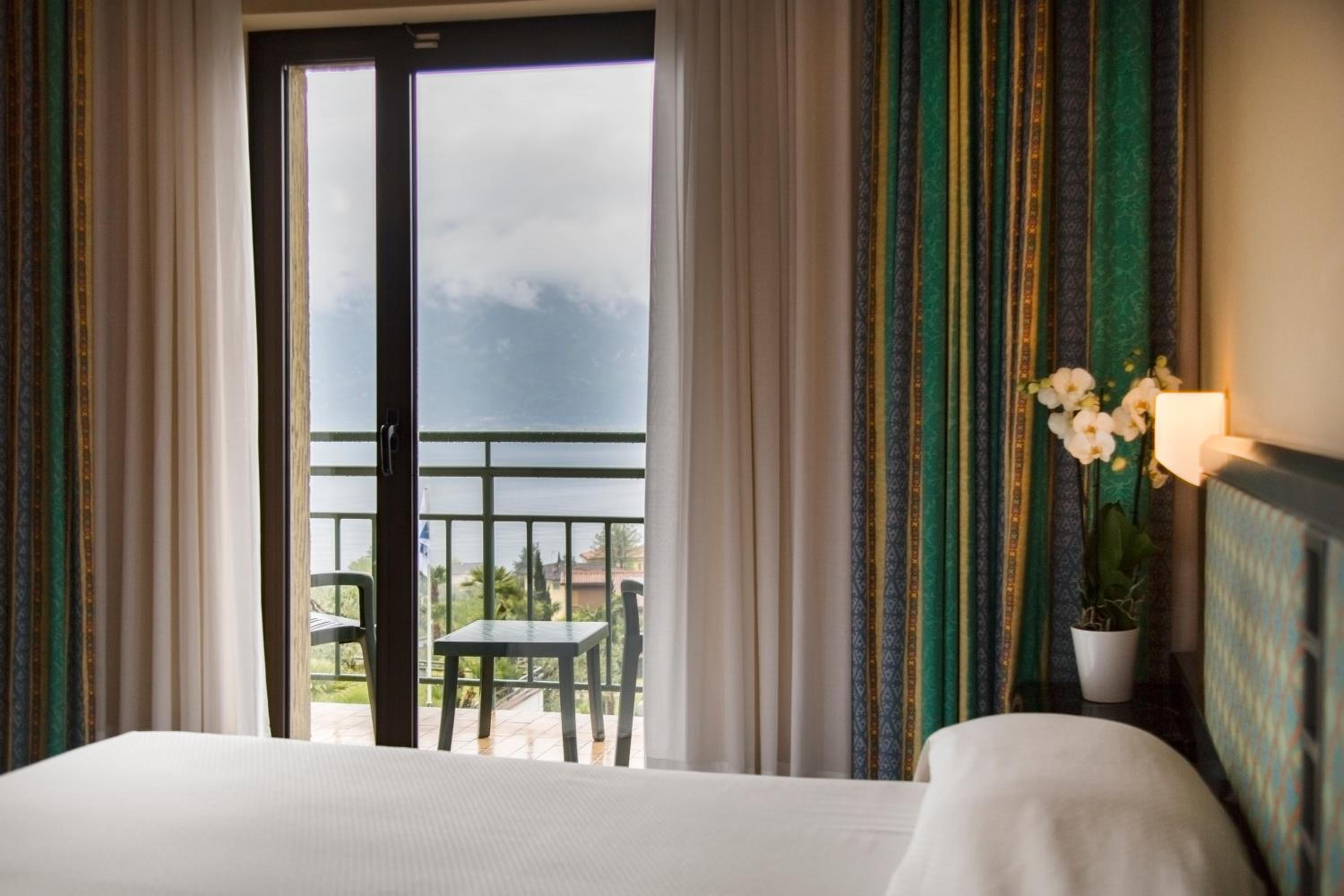 Standard Double or Twin Room with Lake View photo 1