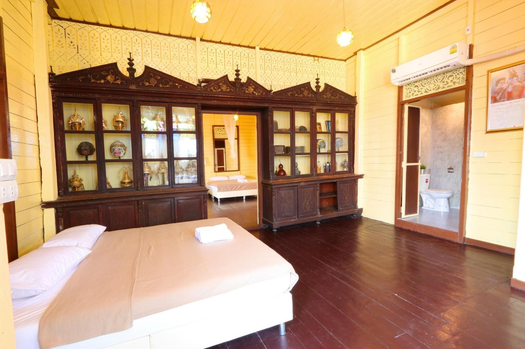 Family Room with Balcony photo 3