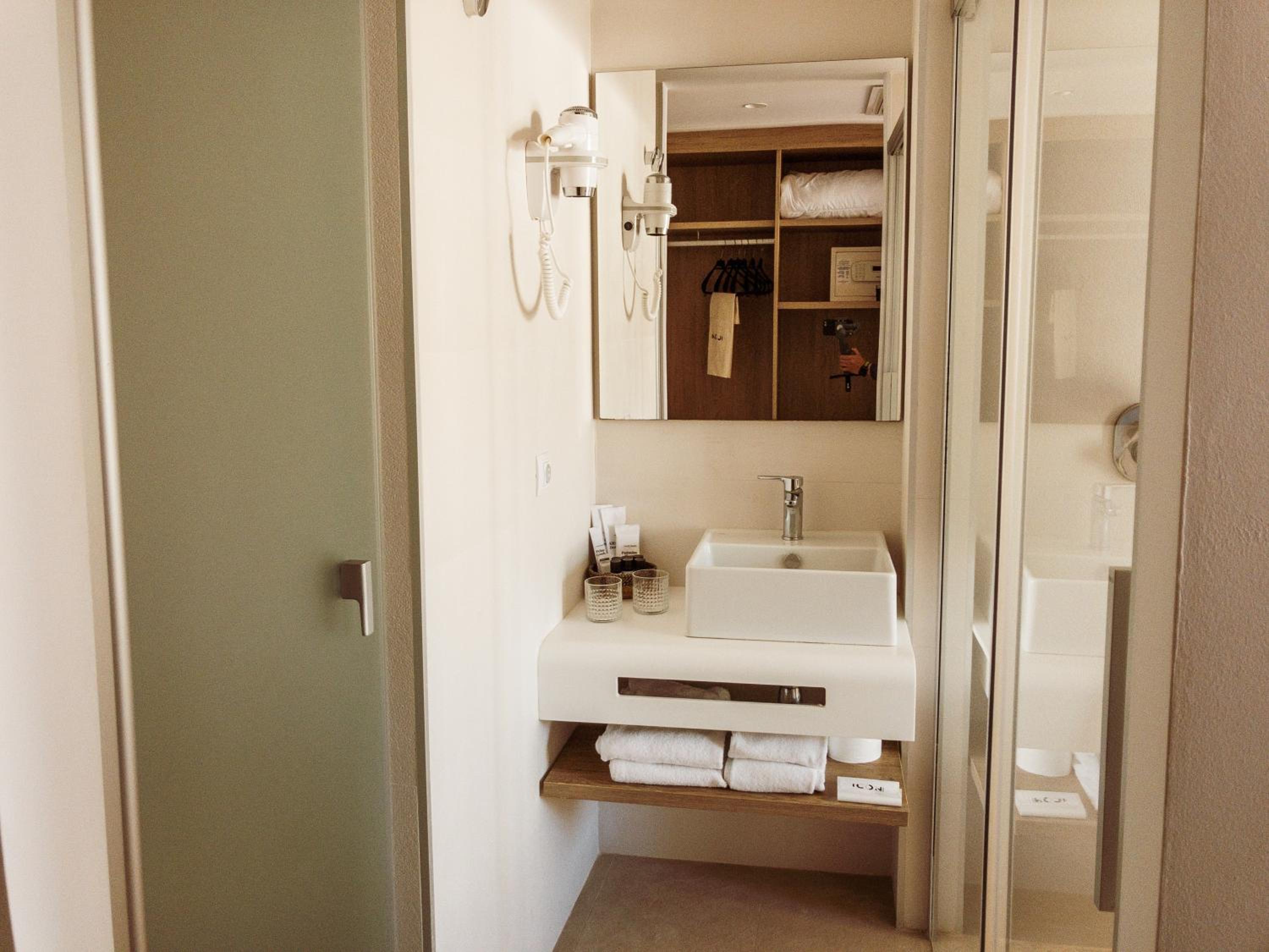 Double Room - Photo 12