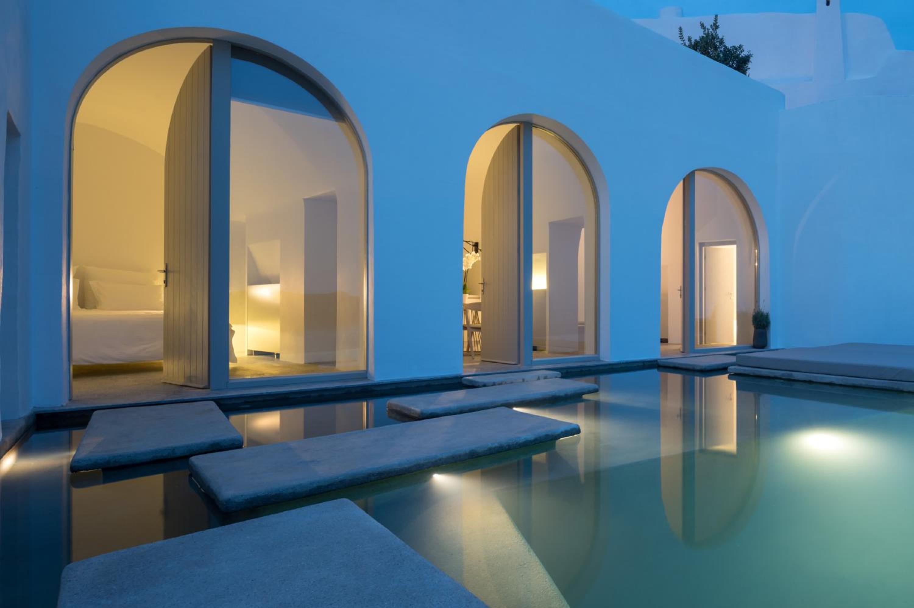 Grand Suite with private outdoor infinity pool and Caldera View photo 2