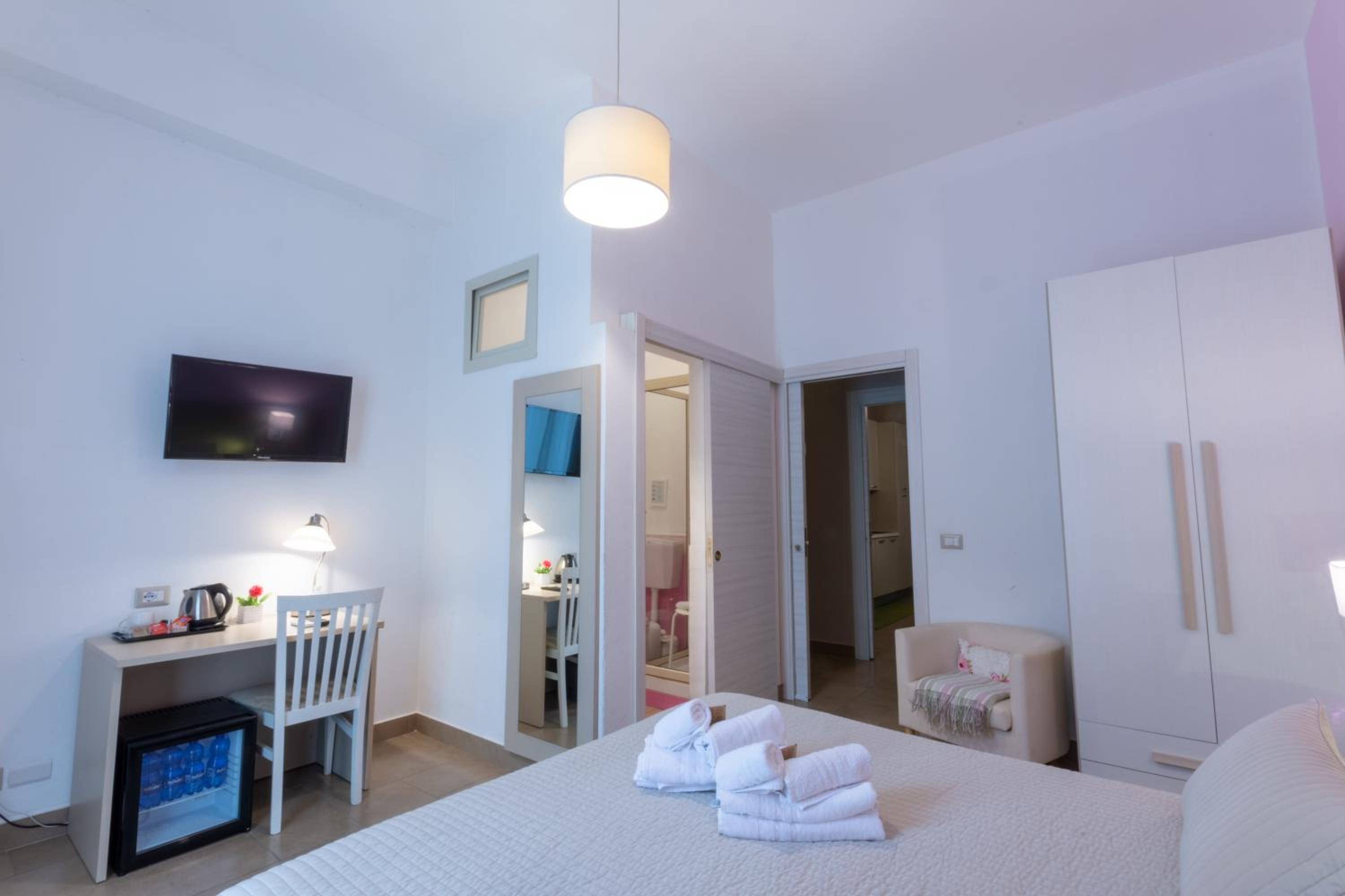 Double or Twin Room with Private Bathroom photo 2