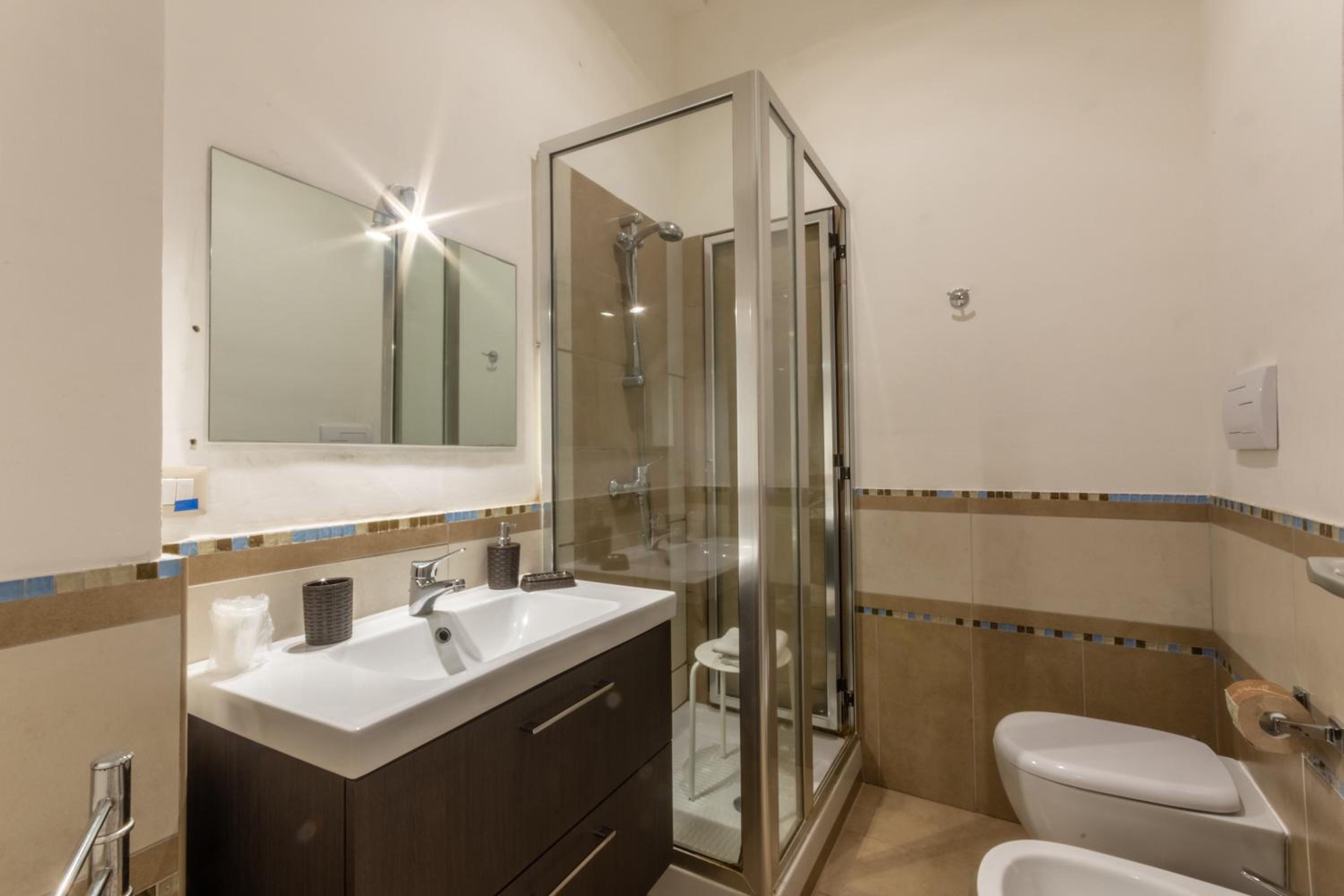 Single Room with Private Bathroom photo 2