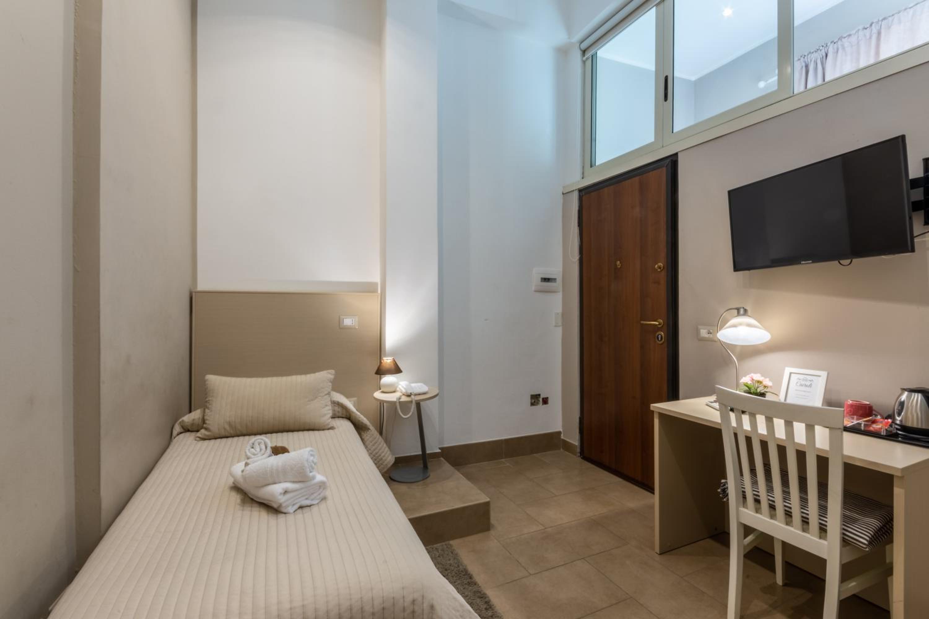 Single Room with Private Bathroom photo 3