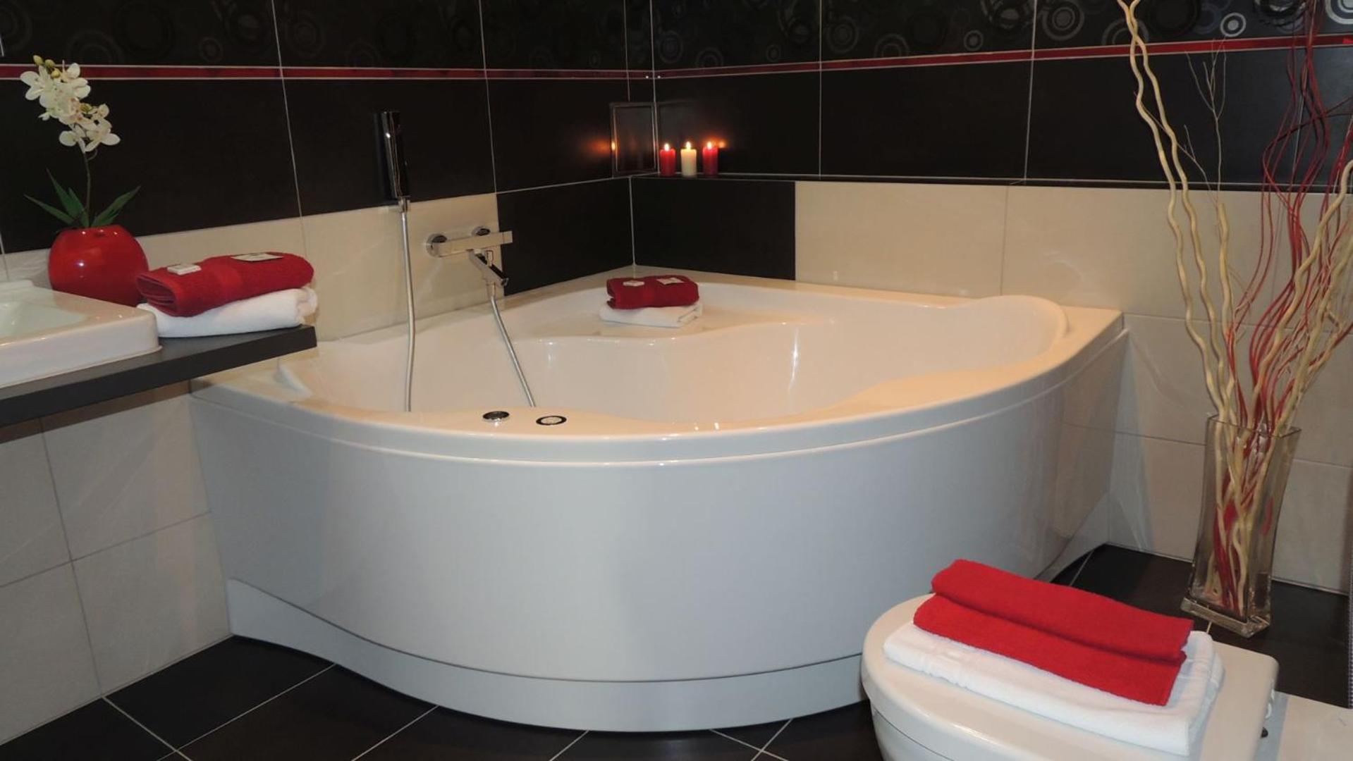 King Room with Whirlpool - Photo 9