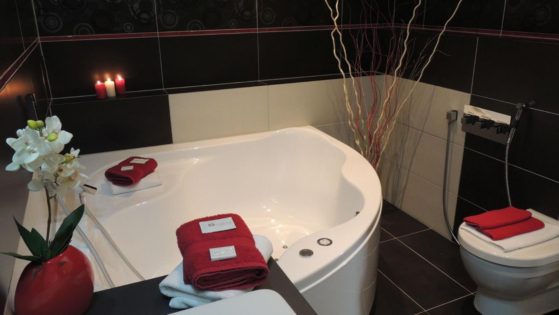 King Room with Whirlpool - Photo 8