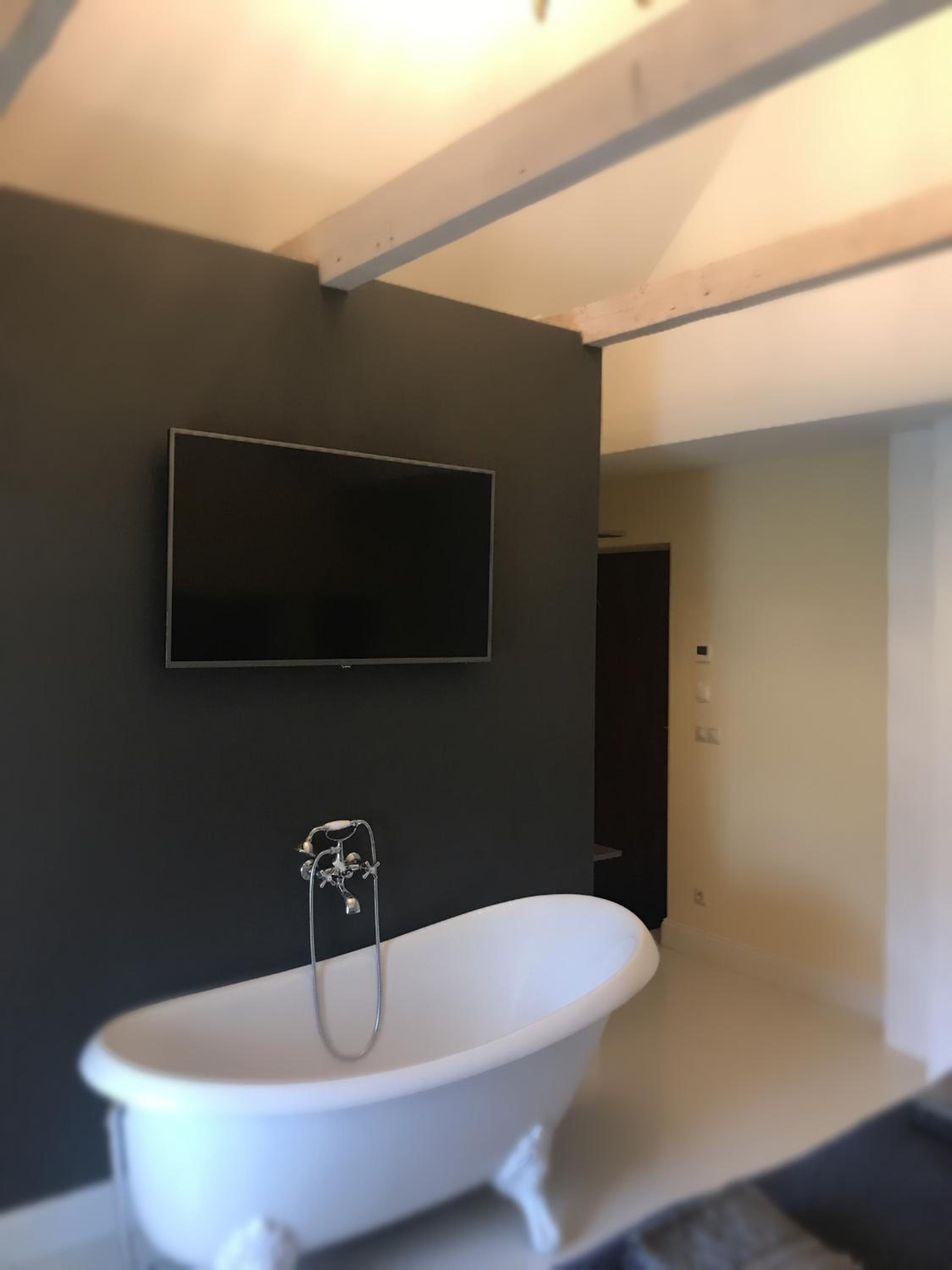 Deluxe Double Room with Bath - Photo 7