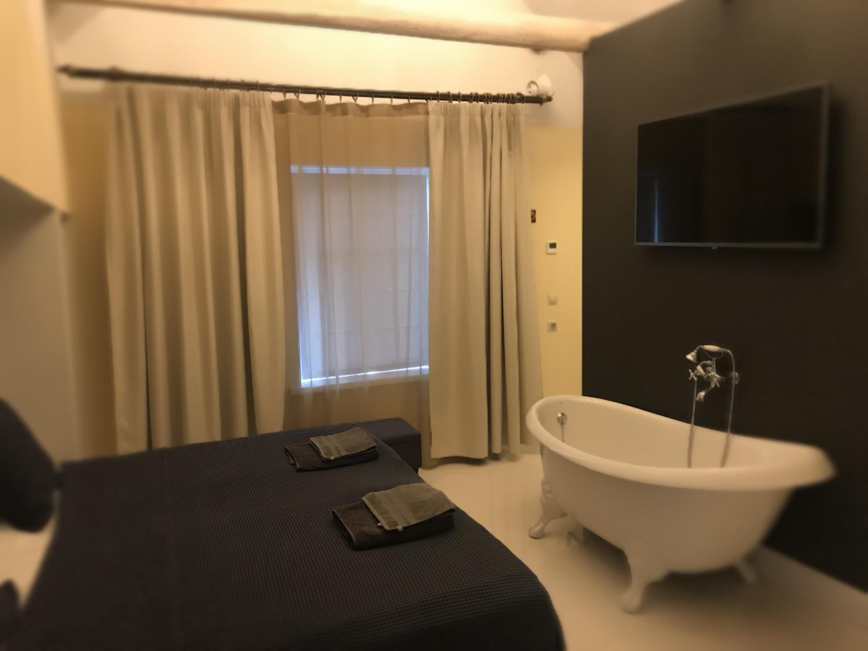 Deluxe Double Room with Bath - Photo 6