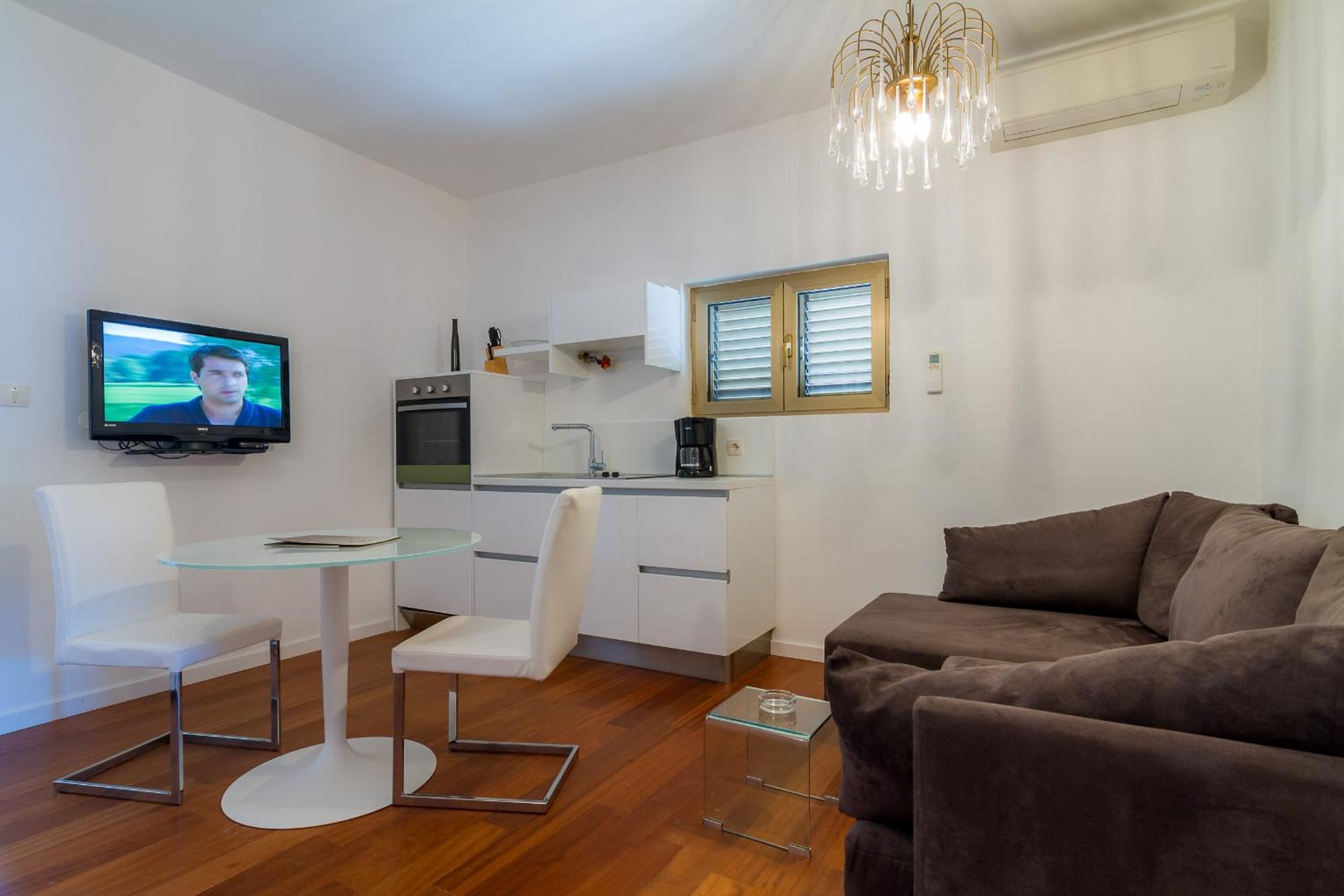 Apartment with Balcony and Sea View - Photo 5