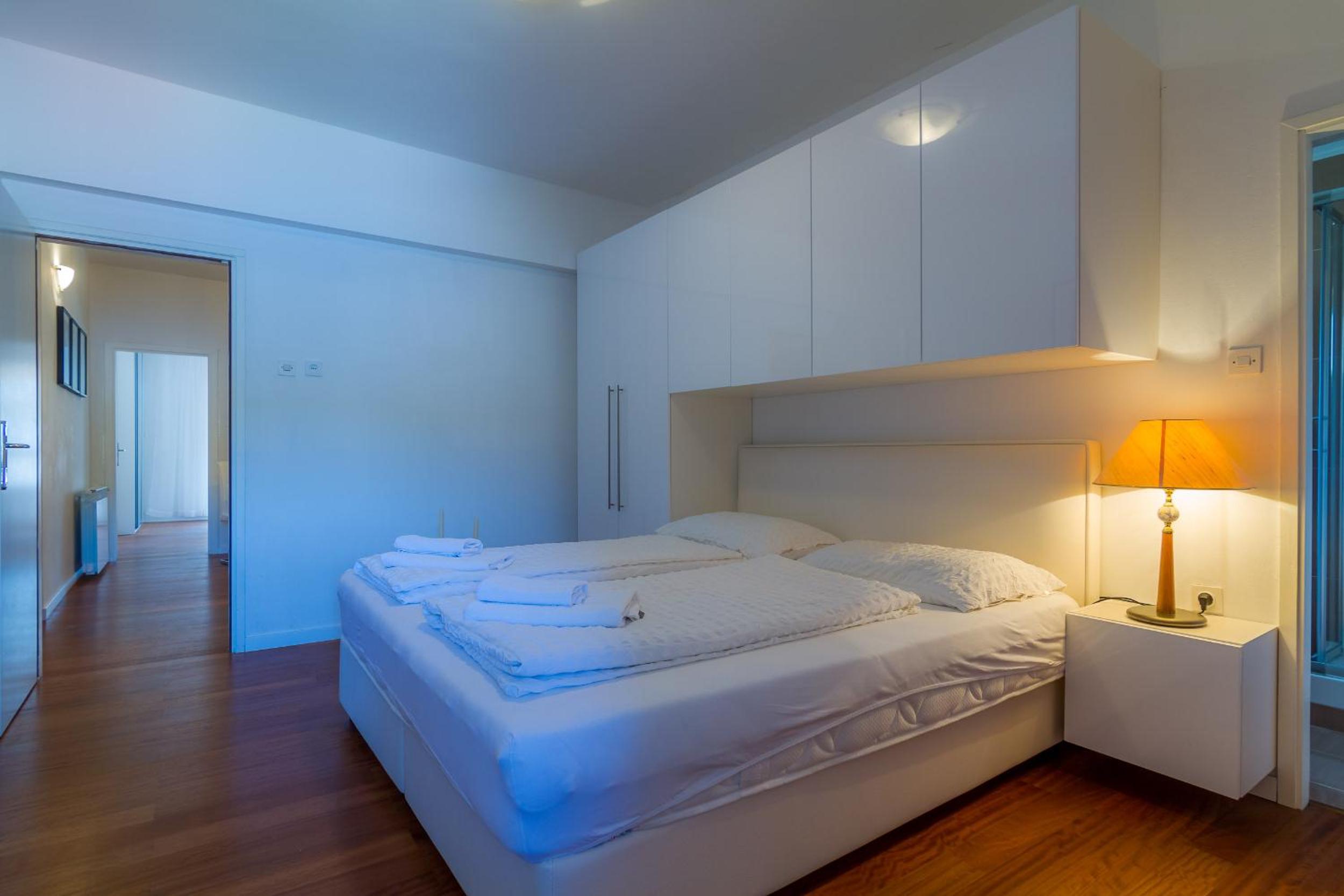Apartment with Balcony and Sea View - Photo 2