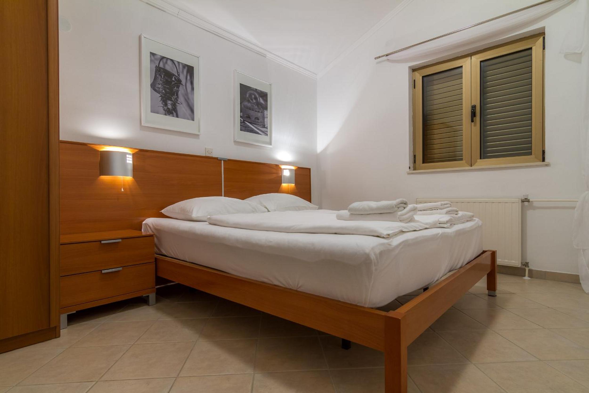 Apartment with Balcony and Sea View - Photo 1