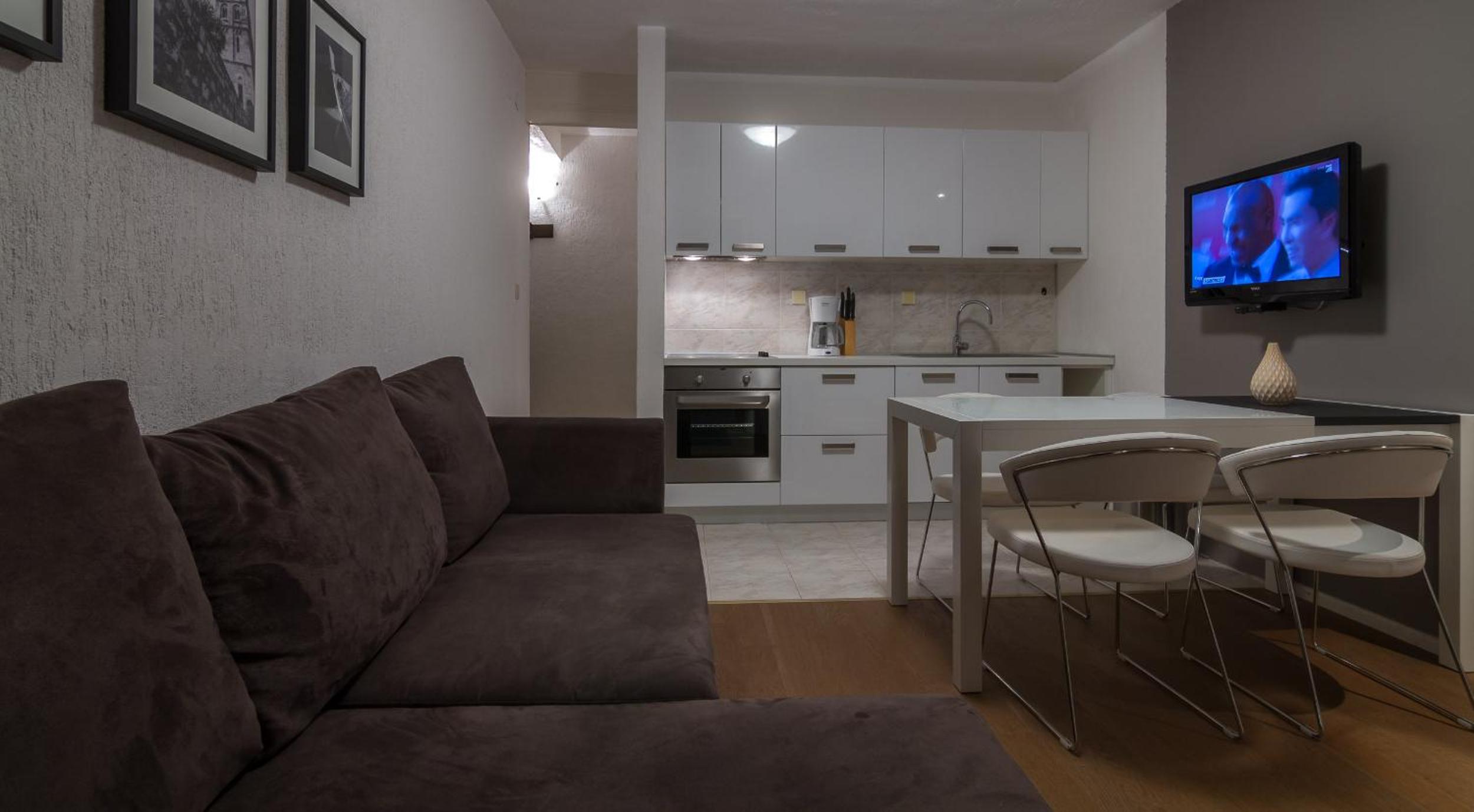 Apartment with Balcony and Sea View - Photo 3